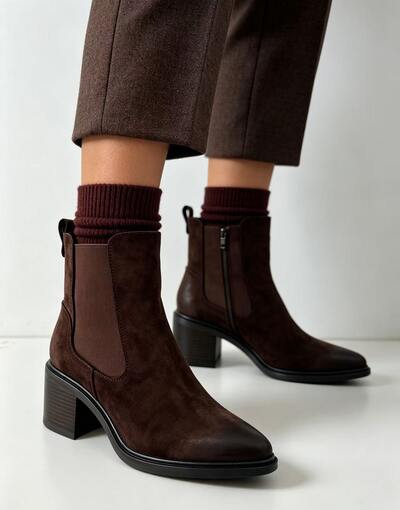 Grossista ERICA SHOES - Stivaletti da donna a punta con tacco spesso Grossista ERICA SHOES - Stivaletti da donna a punta con tacco spesso