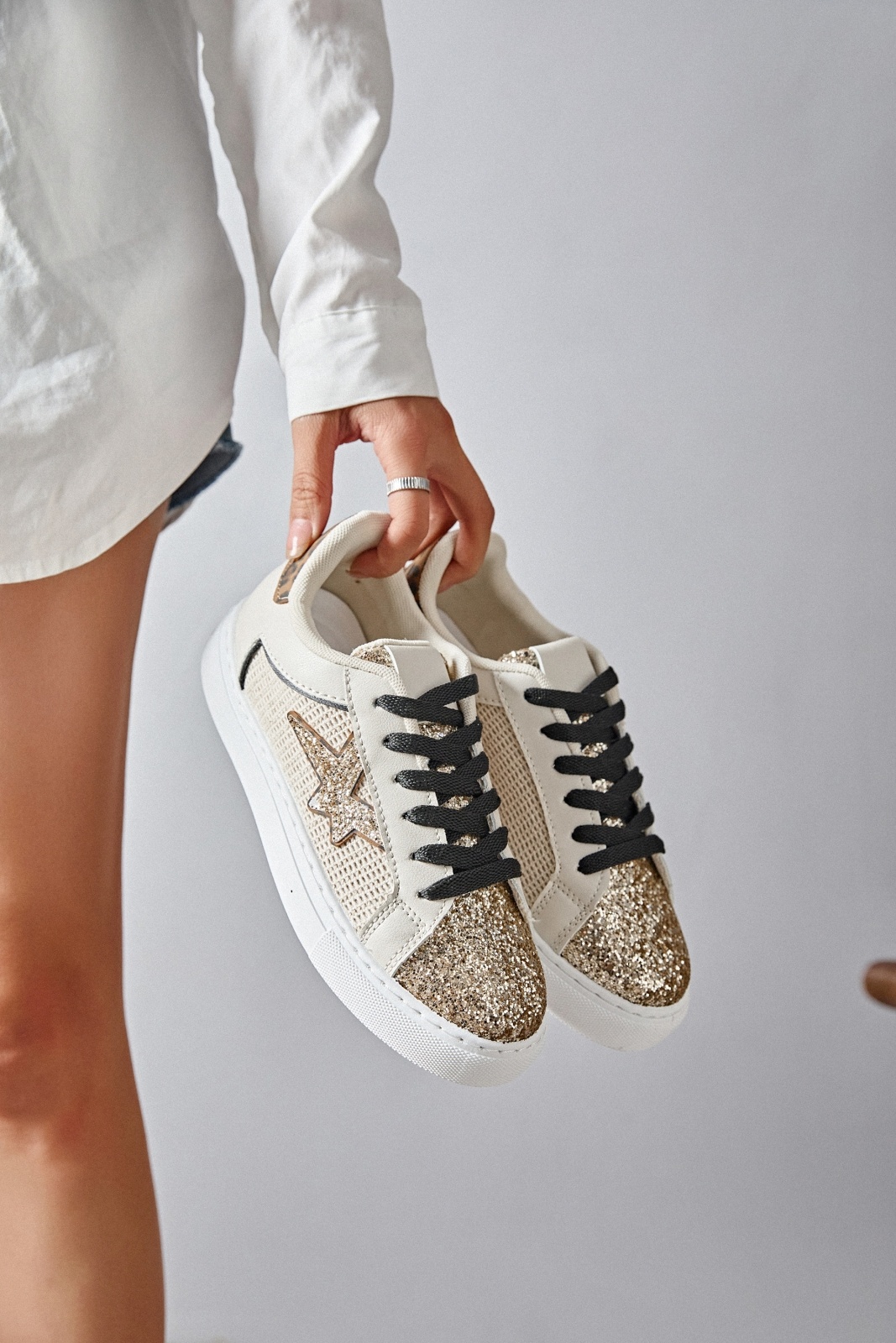 LACE-UP SNEAKER