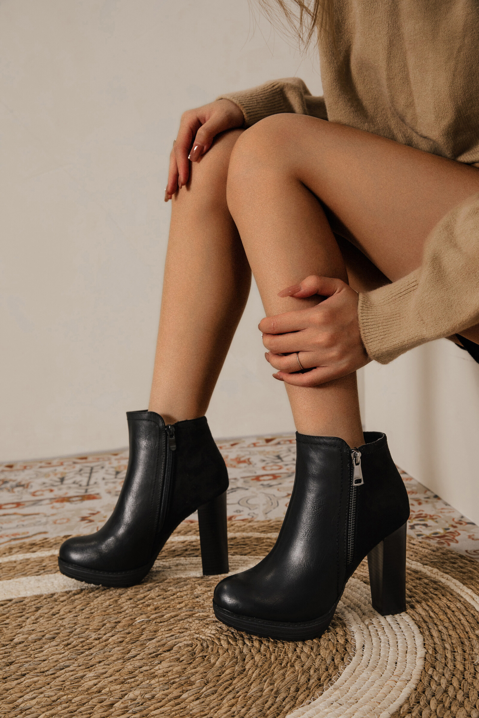 Bottine femme élégante en P.U., idéale pour l'automne/hiver, conçue en Chine pour allier style et confort.