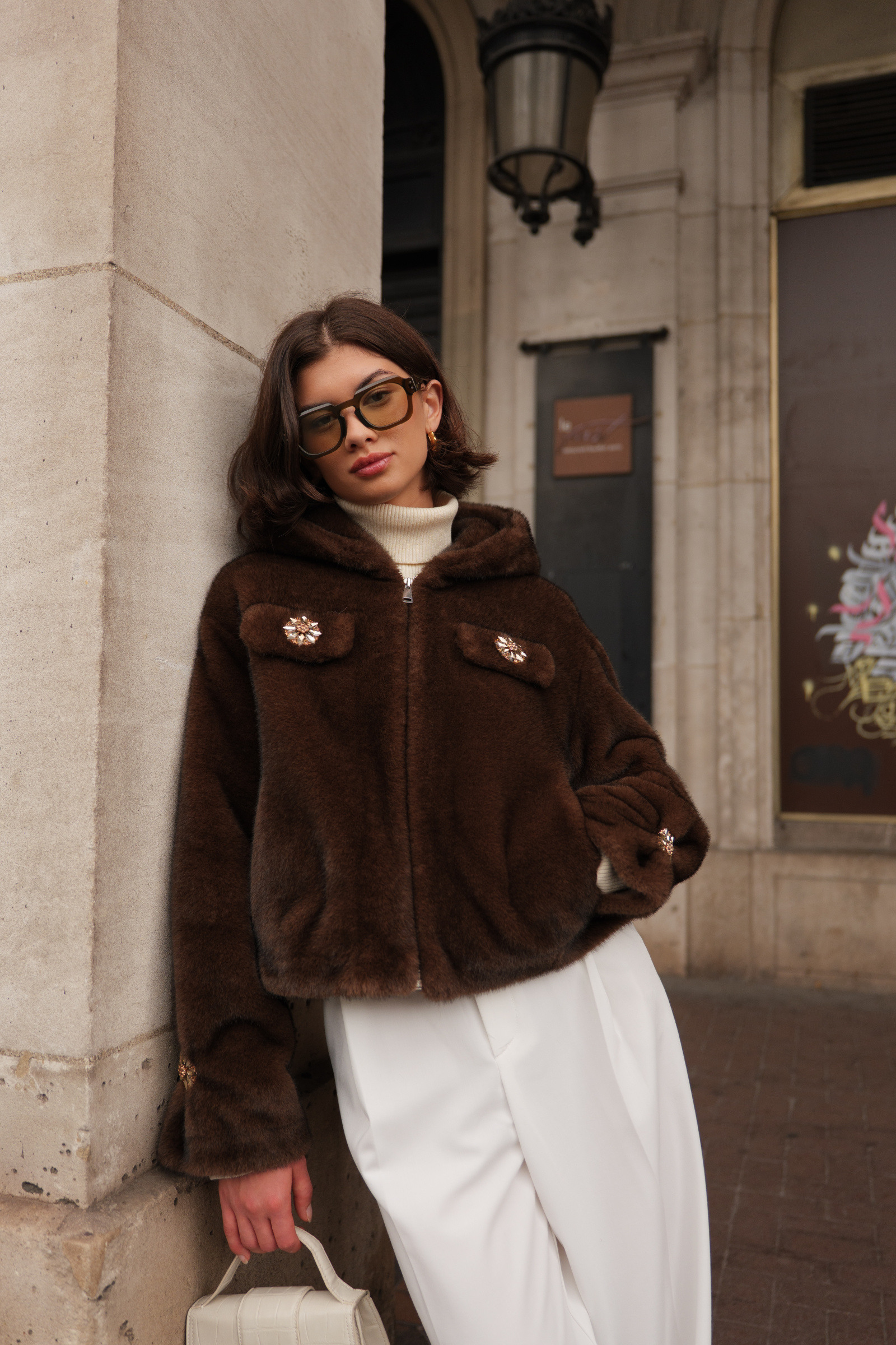 Großhändler ESCANDELLE Paris - Kurze Kunstpelzjacke mit Schmuck