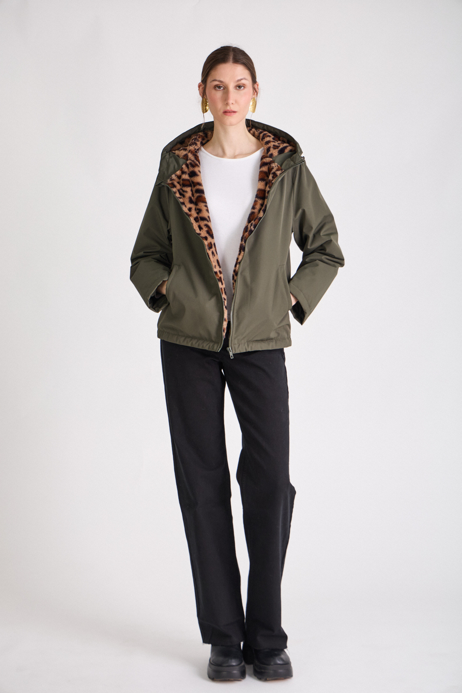 Grossista ESCANDELLE Paris - ANAÉ - Parka impermeabile e sobrio con interno in pelliccia di leopardo e gabardine corto
