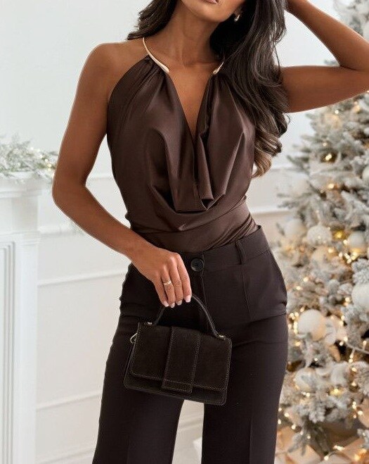 Body top dos nu dans une matière très élastique. Le haut top est composé en 3 tailles : S, M, L.