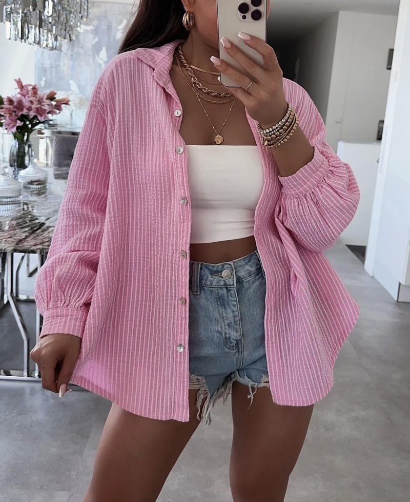 Cotton gauze shirt in a wide cut. The shirt is one size.