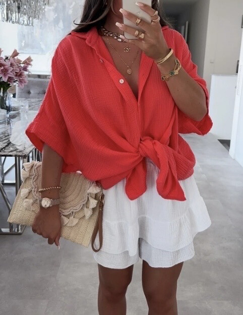 Chemise en gaze de coton dans une matière confortable. Le top est en taille unique.