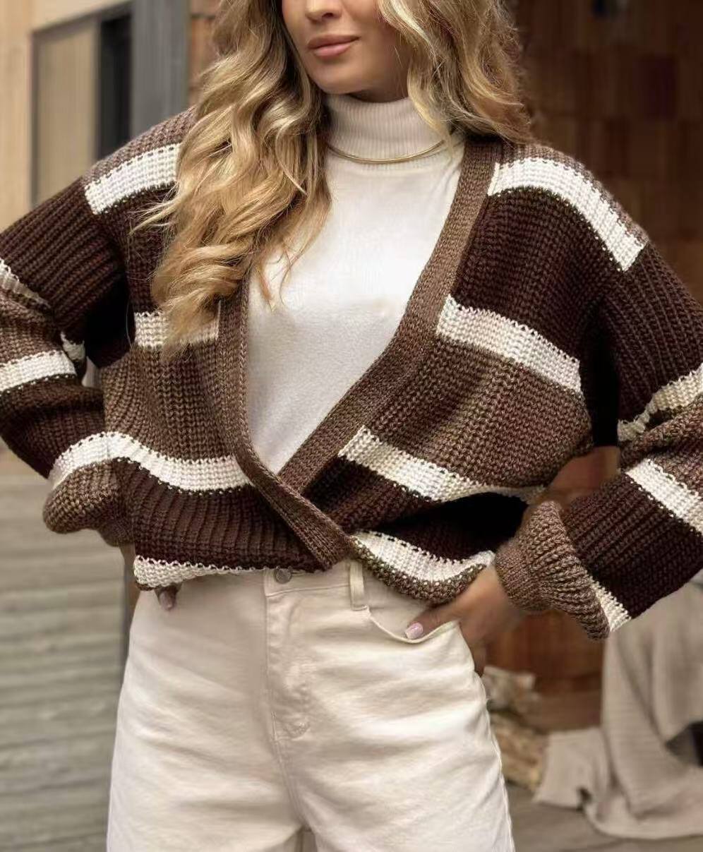 Gilet en maille à rayures. Le haut en tricot est en taille unique.