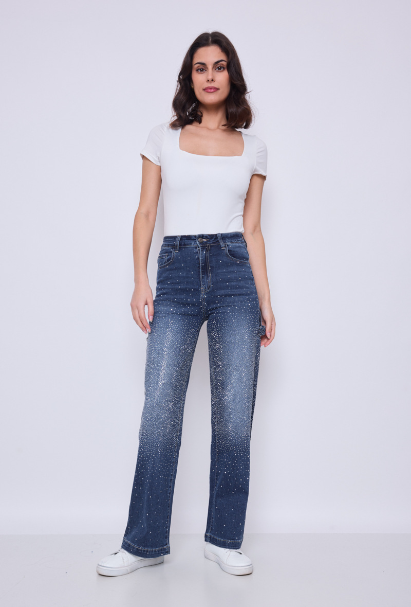 Add a touch of sparkle to your wardrobe with these unique style stretch carpenter jeans. Crafted from stretch denim fabric, they offer optimal comfort while sculpting your silhouette with their flattering high waist. This model stands out with its straight cut and utilitarian details typical of the carpenter style, such as side pockets and a tool loop.

The front of the jeans is adorned with an elegant gradient of sparkling rhinestones, adding a glamorous and trendy note to this revisited classic. Perfect for a casual chic daytime outfit or a dazzling evening look.