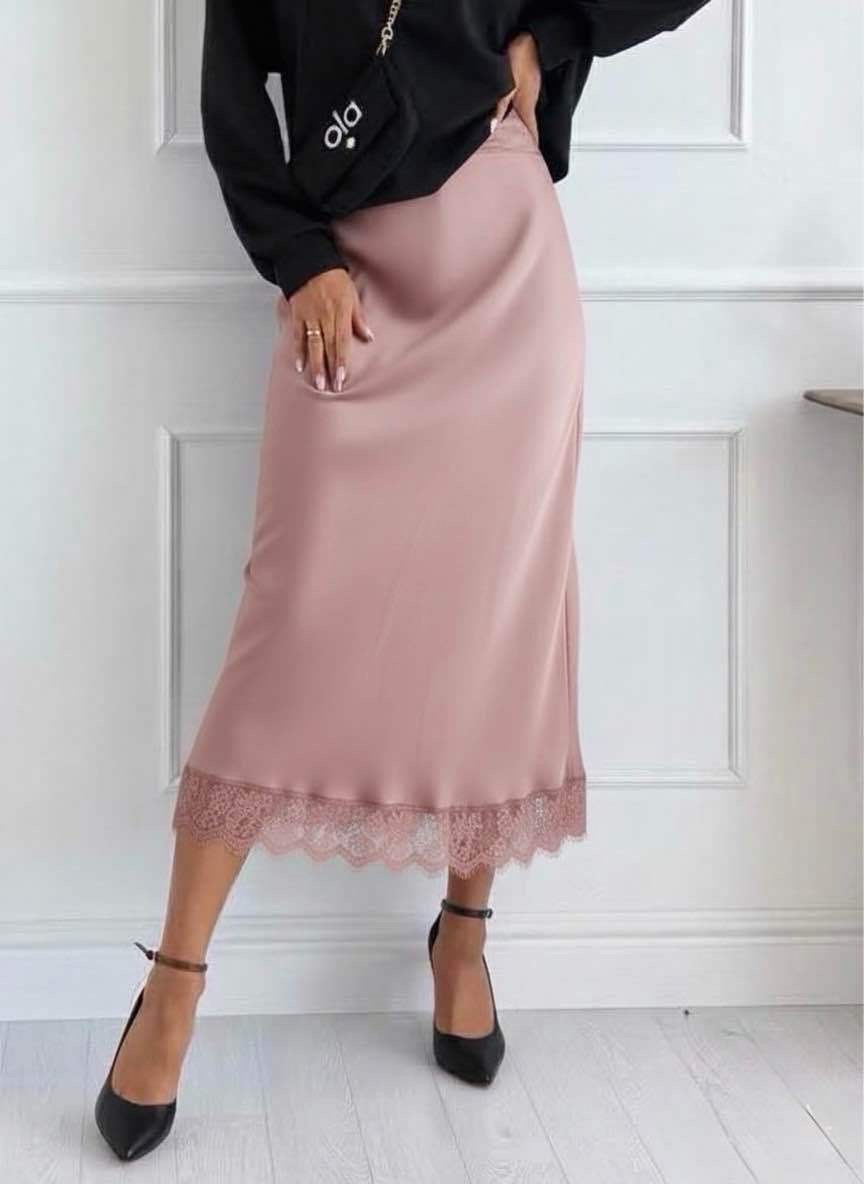 Grossiste Estee Brown - Jupe satin avec dentelle Grossiste Estee Brown - Jupe satin avec dentelle