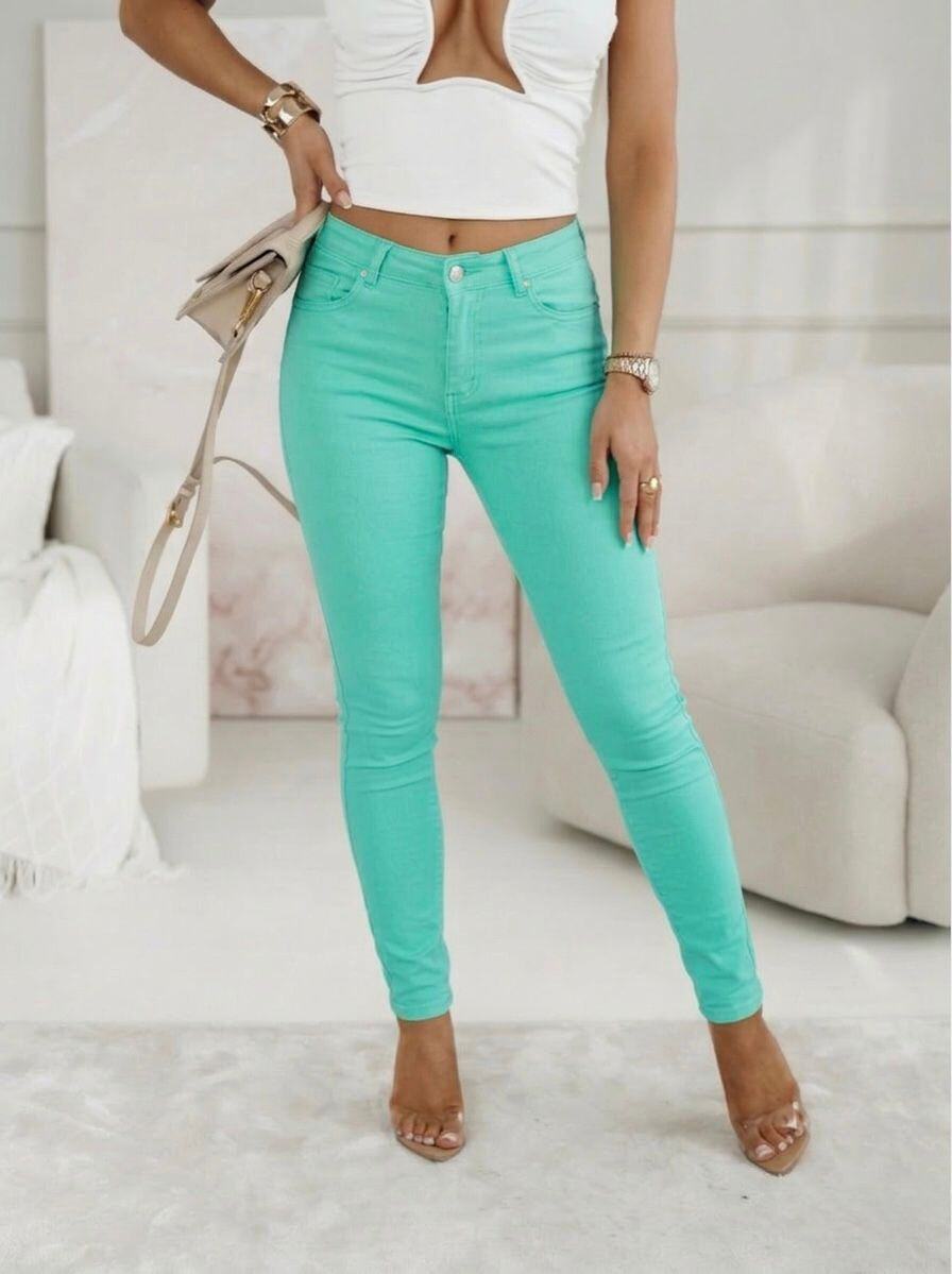 Mayorista Estee Brown - Realza tus curvas sin renunciar a la comodidad. Estos pantalones pitillo de talle alto son la pieza clave que debes tener en tu armario para un look elegante.