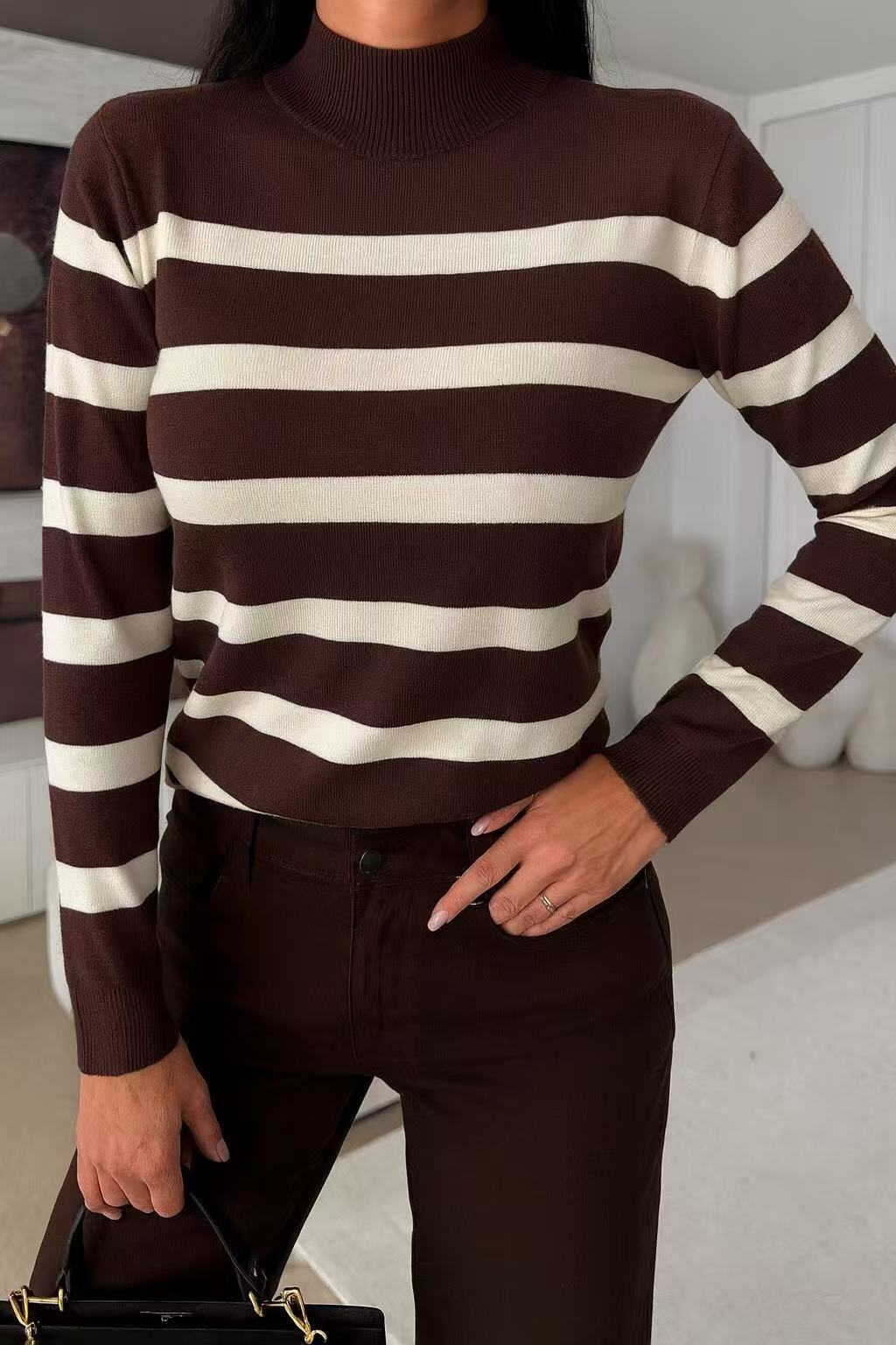 Pull pbt en manche longue et col haut. Le haut en maille très doux est en taille unique.