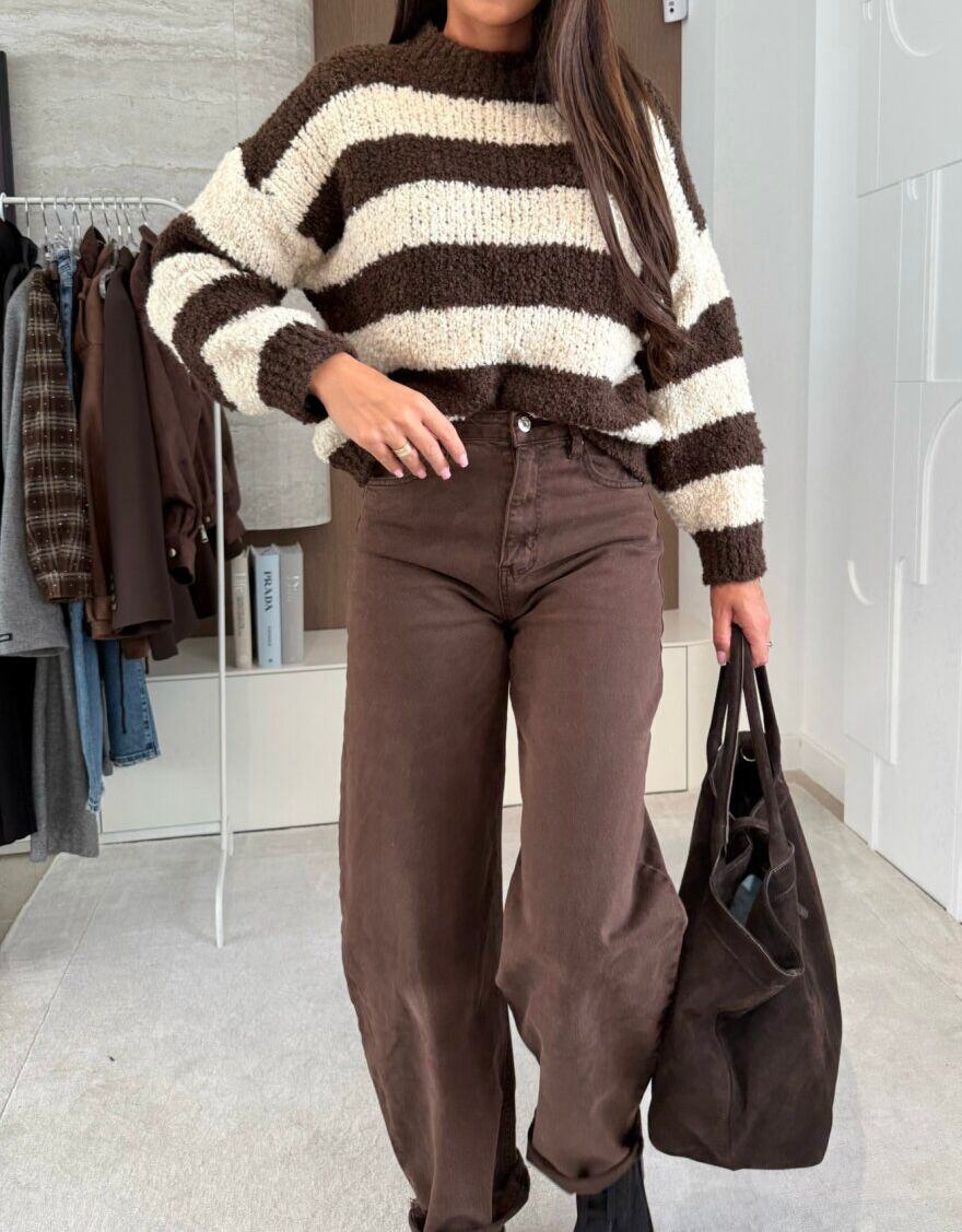 Long-sleeve wool sweater. The knit top is one size fits all.