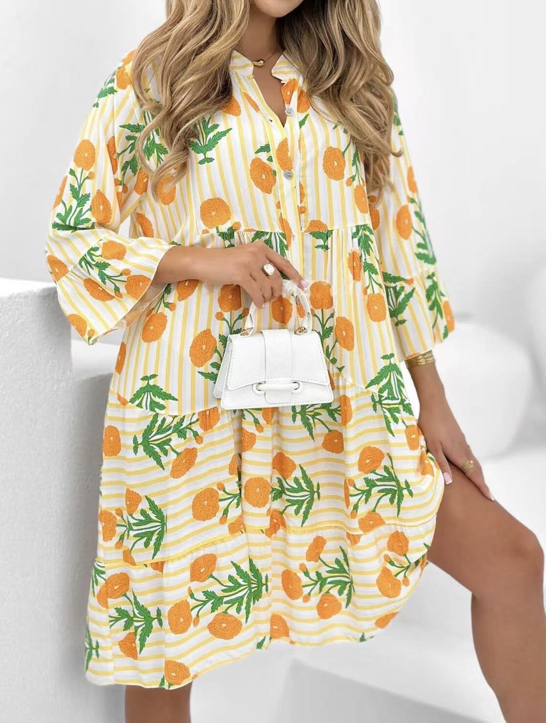 Short dress printed in viscose, in a comfortable and light material, in 3 ⁄ 4 handle.
The dress is in one size, quite large oversize.