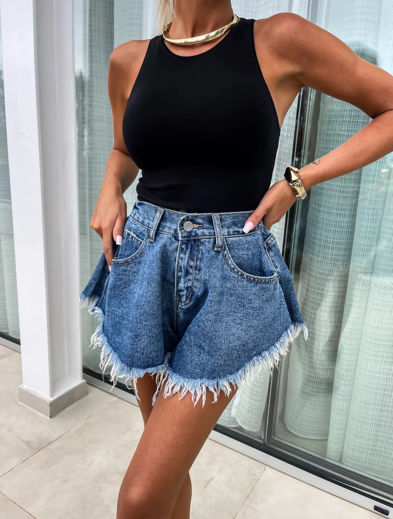 Light denim shorts for women, perfect for summer 2025. Designed in cotton (99%) and elastane (1%), offering comfort and flexibility.