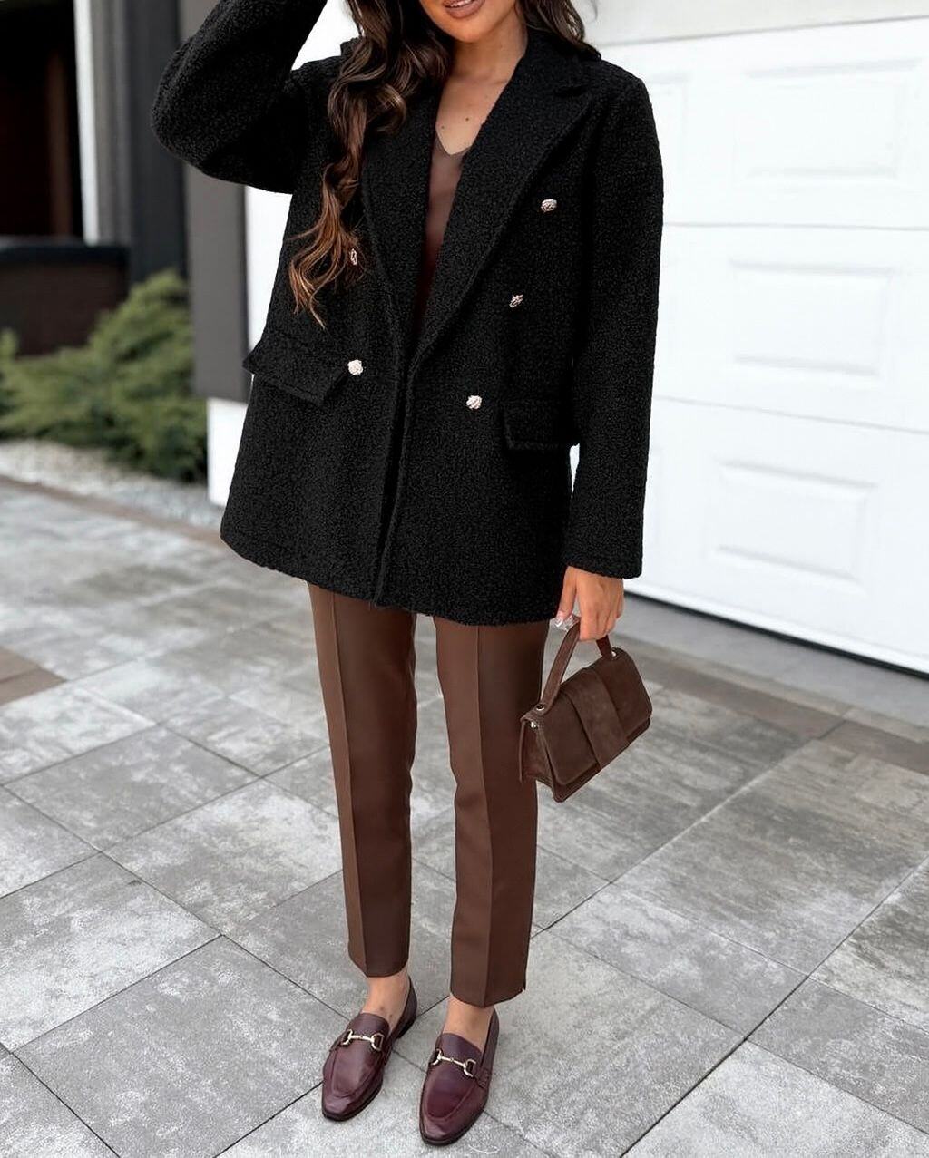 Mid-length jacket with long sleeves. One-size coat.