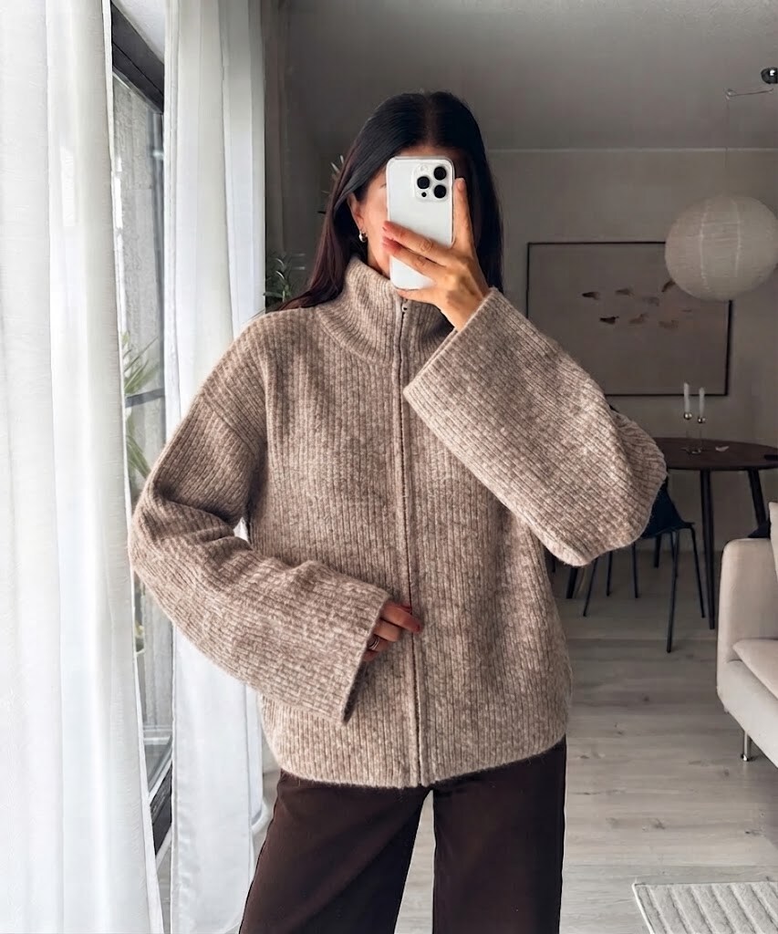 Grossista ESTEE - MAGLIONE DI ALPACA CON ZIP, COLLO ALTO, MANICA LARGA, MATERIALE ALTA QUALITÀ