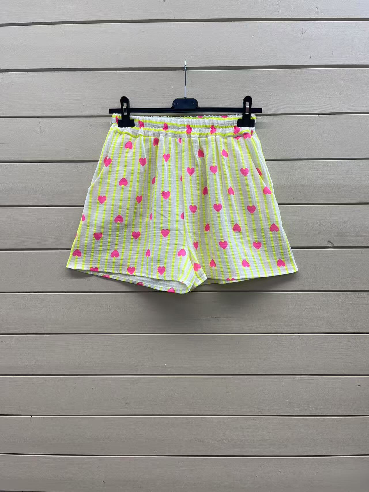 Mayorista ESTEE - SHORT ESTAMPADO, CORAZÓN NEÓN, EN GASA DE ALGODÓN CON DOS BOLSILLOS