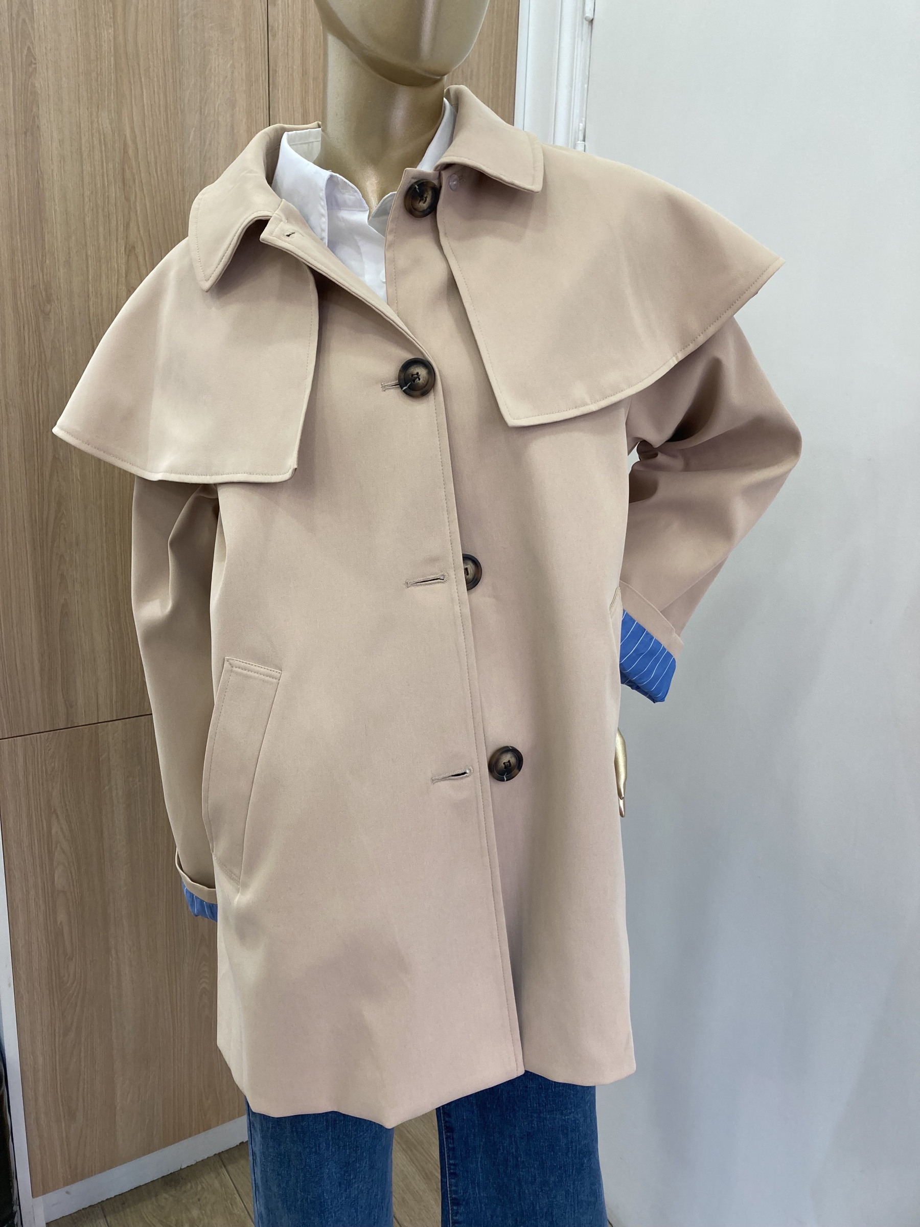 ジャケット・アウター OVERCOAT Cape Shoulder Overcoat - Beige Jacket with shoulder cape | Paris Fashion Shops