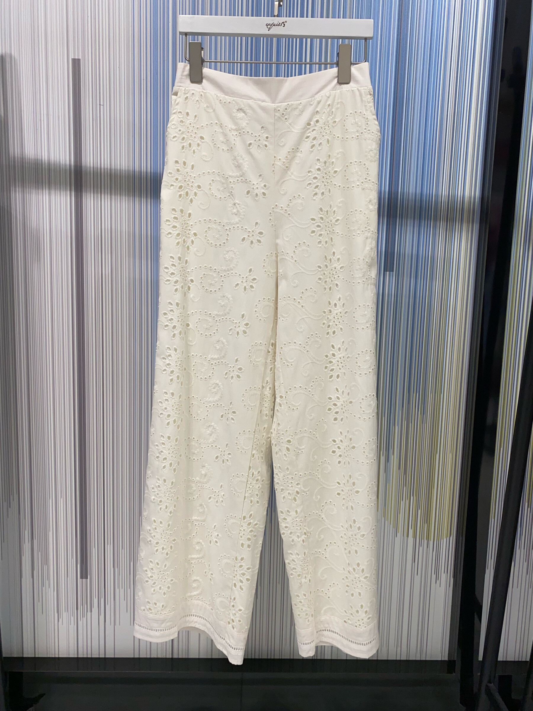 Grossiste Exquiss's - Pantalon en broderie légère
