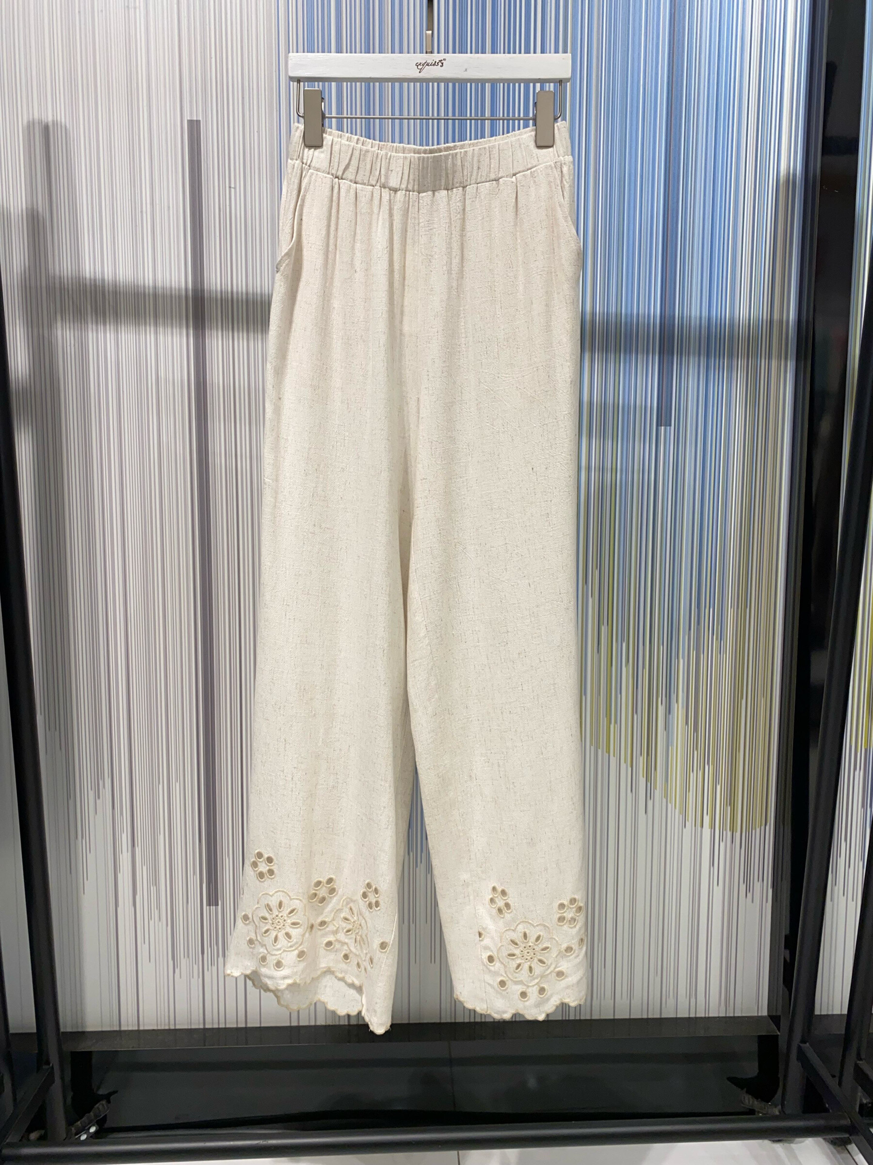 Grossiste Exquiss's - Pantalon en lin brodé