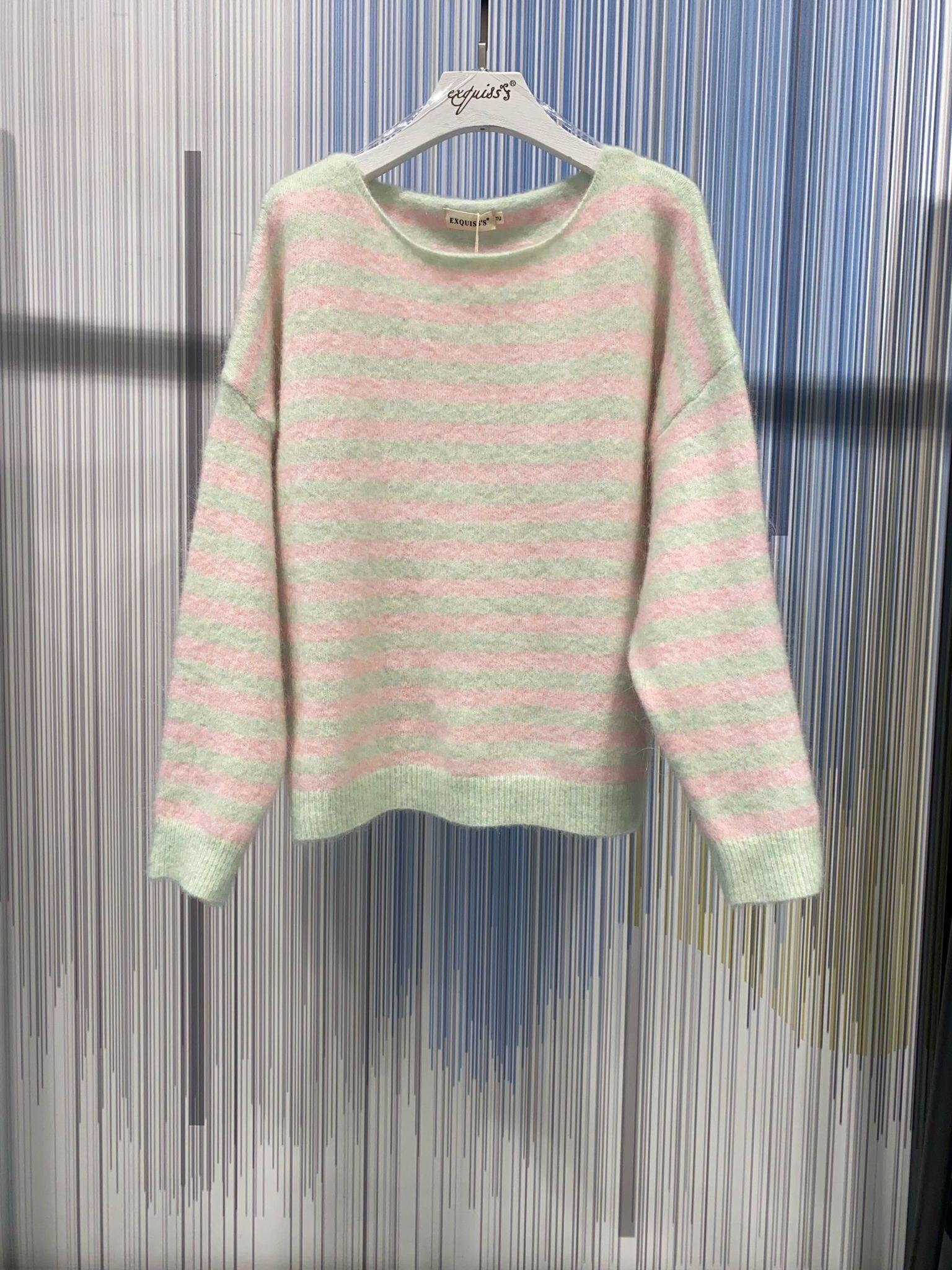 Chunky knit sweater with striped pattern. Loose fit, long sleeves, round neck. Perfect for a casual look, this piece combines comfort and style.