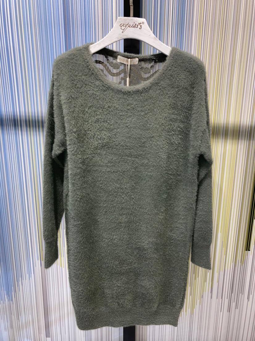 Pull long en maille bouclée, à col rond. Manches raglan légèrement évasées. Détails délicats au dos pour une touche élégante. Idéal pour un look confortable et stylé au quotidien. Exquiss's Paris