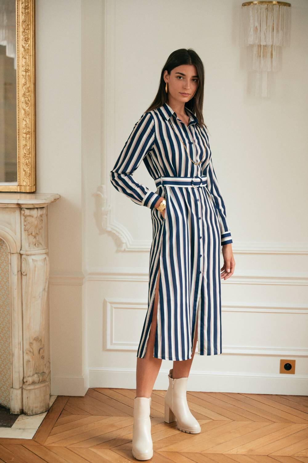 This long shirt dress features a classic collar and long sleeves. With a full-length button closure and a matching belt, it offers a flattering fit and a chic style. Ideal for a versatile look, it adapts to all occasions. Exquiss's Paris