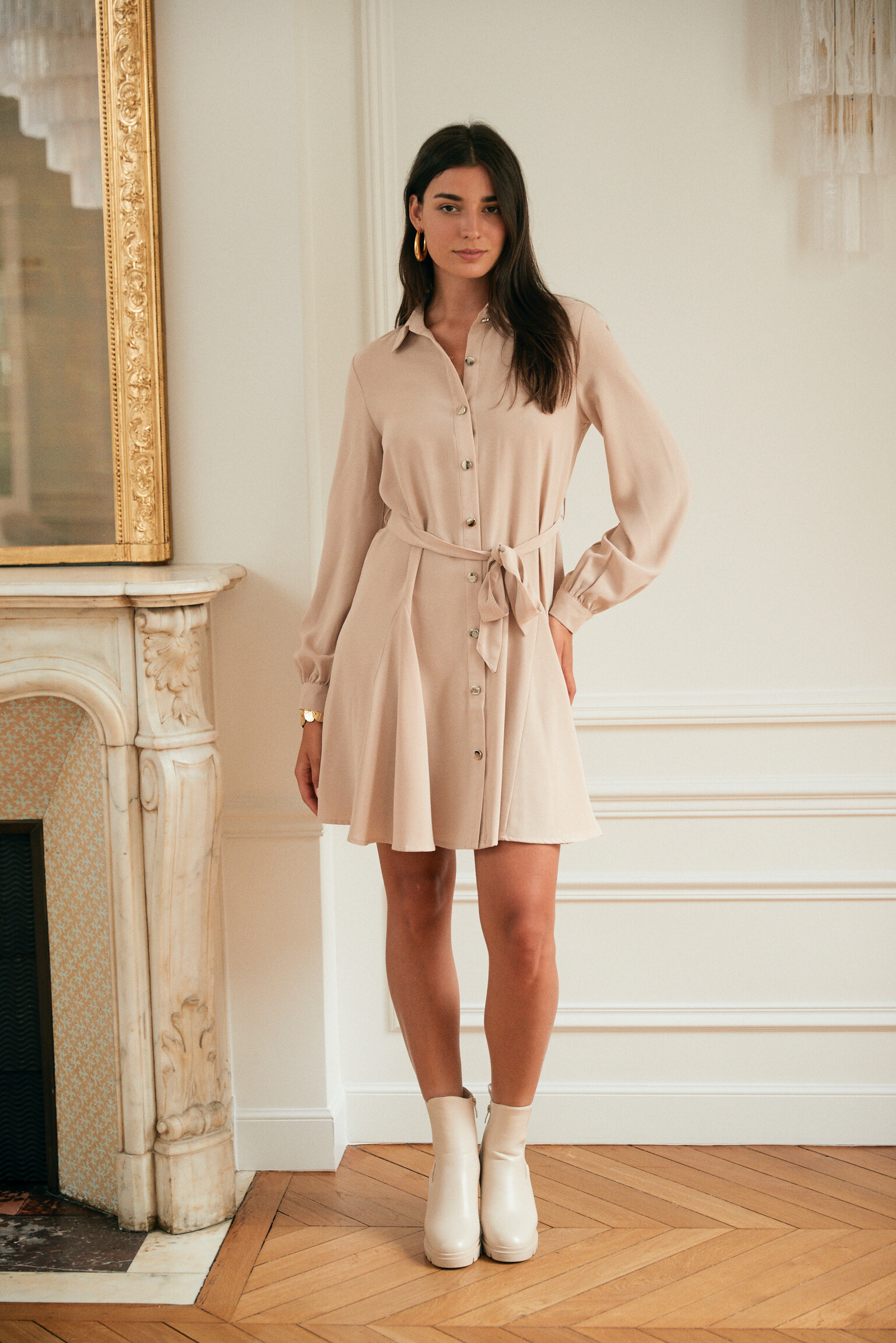 Long-sleeved shirt dress with classic collar and buttons all the way down. Belt at the waist for a perfect fit. Lightweight fabric, ideal for a chic and casual look. Exquiss's Paris