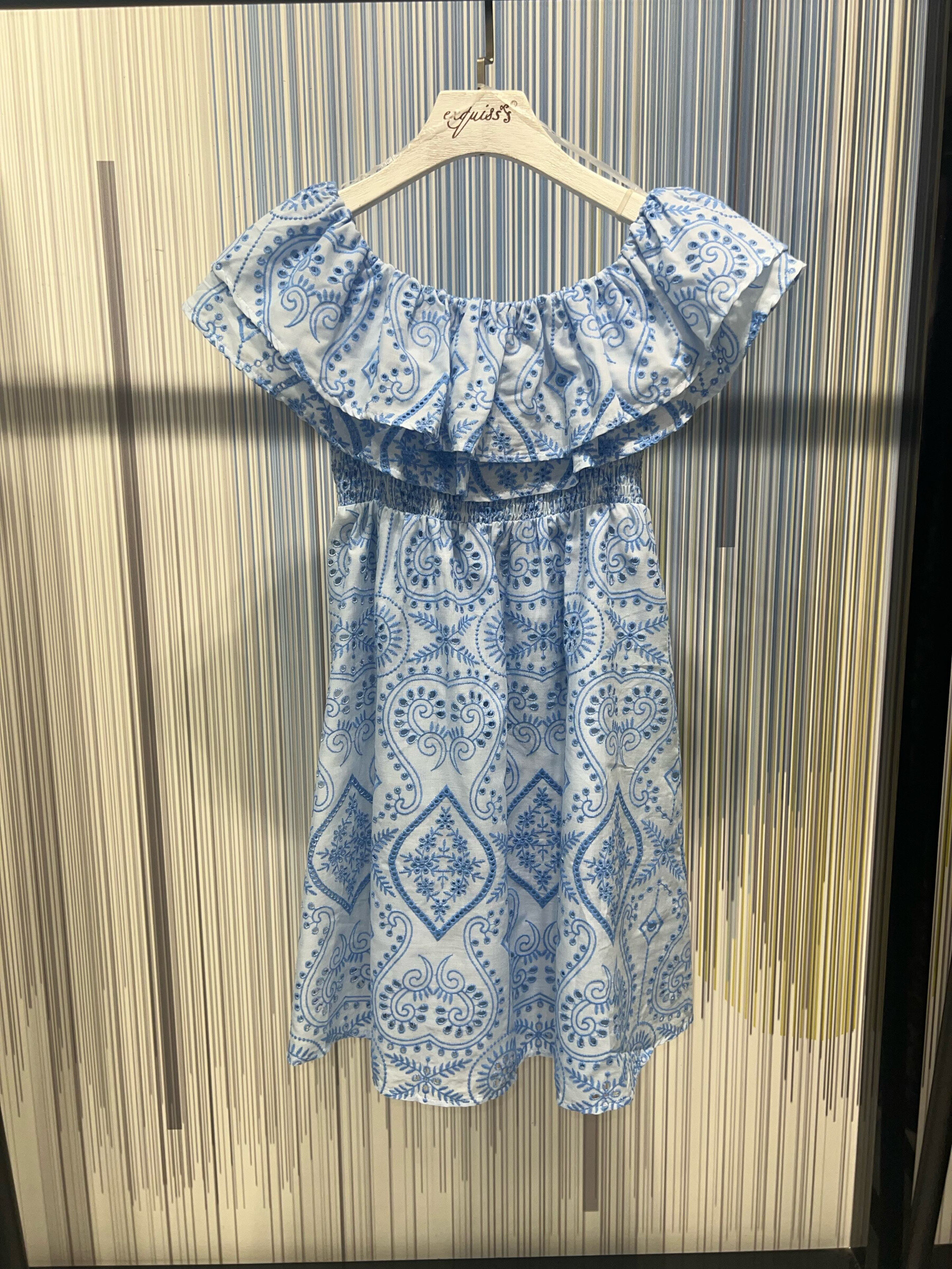Wholesaler Exquiss's - Short dress with bare shoulders with ruffles and embroidered patterns