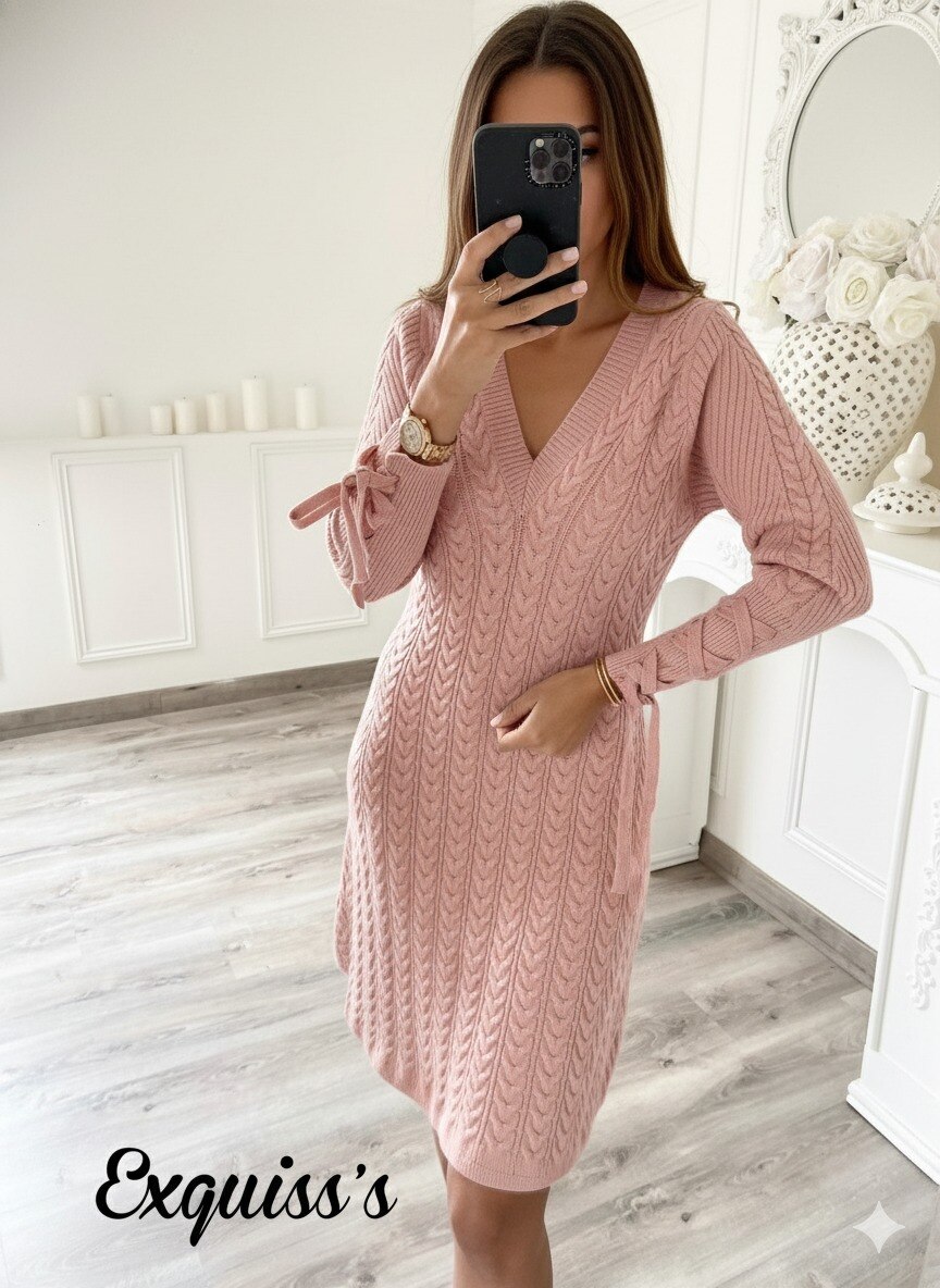 Knit dress with V-neck, long sleeves, and side tie details. Its elegant and unique design, featuring a cable pattern, offers a modern and comfortable silhouette, perfect for casual occasions. Exquiss's Paris