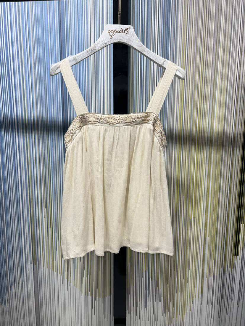 This top features wide straps and a V-neck. Its flared cut ensures optimal comfort. Adorned with delicate details at the armholes, it is perfect for a casual and elegant look. Exquiss's Paris