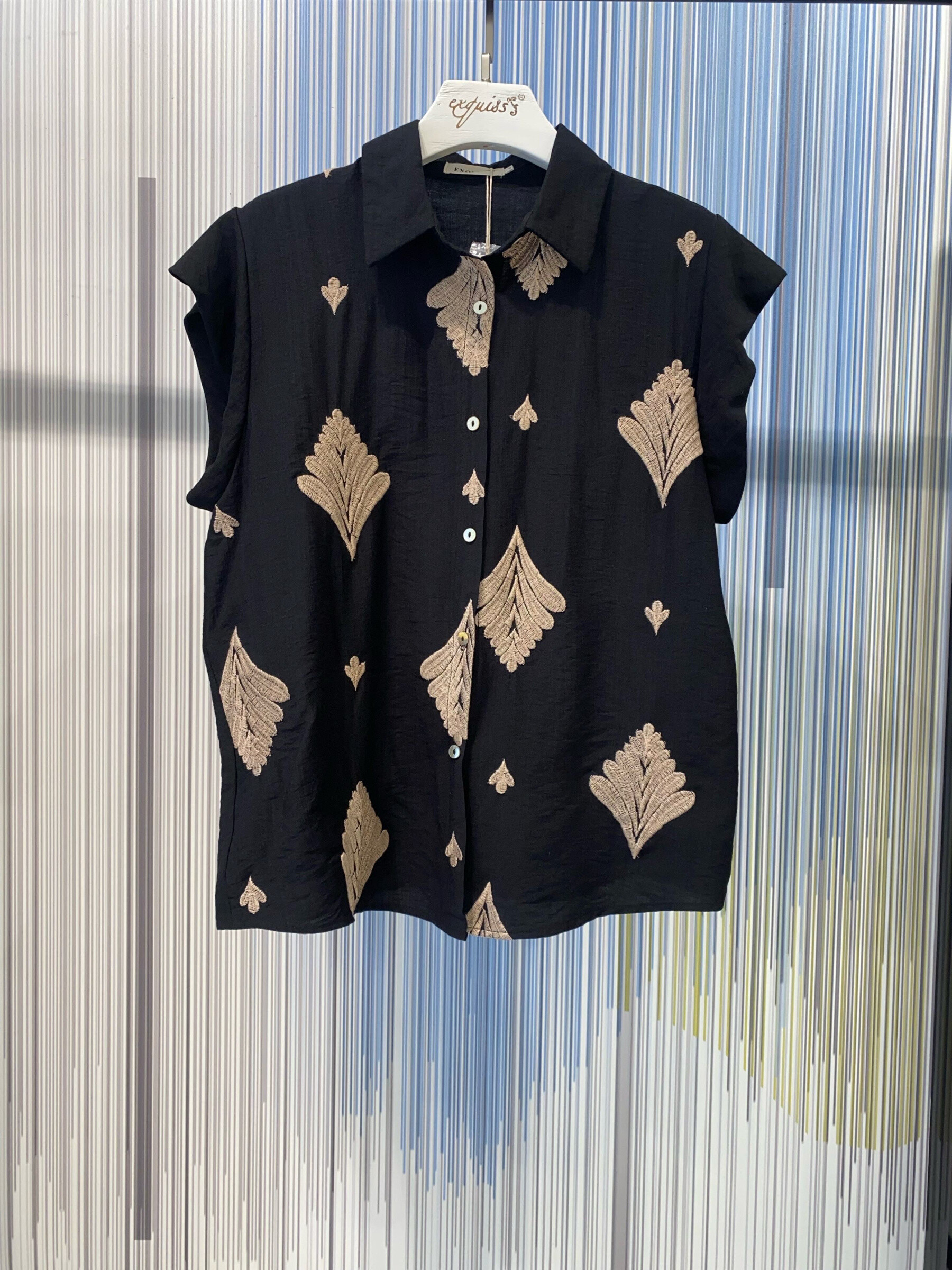 Light blouse with short sleeves, with a classic collar. Adorned with elegant patterns, it offers a relaxed and sophisticated look. Buttons on the front for easy threading, perfect for a daily style. Exququis's Paris
