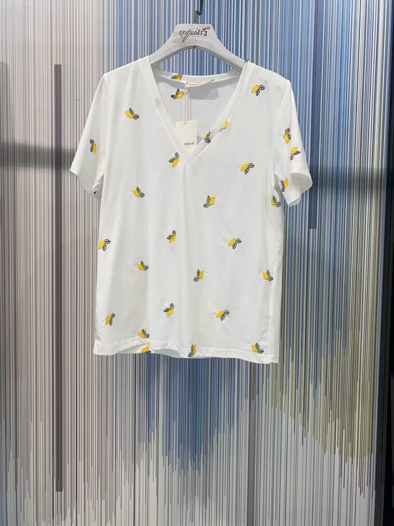 Mayorista Exquiss's - Camiseta estampada con cuello en V