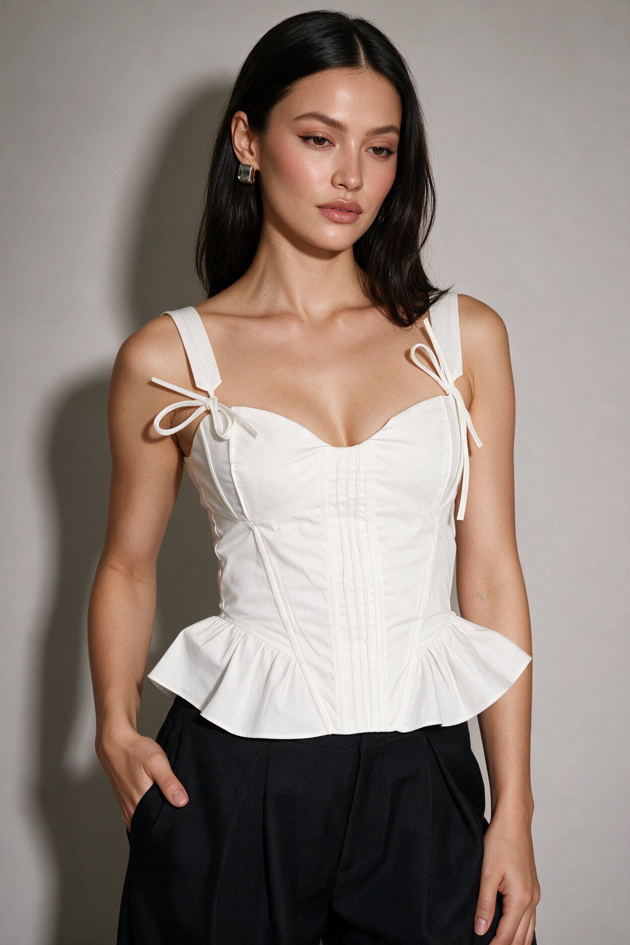 Grossista FASHION SELECT - Top bustier peplo con spalline annodate