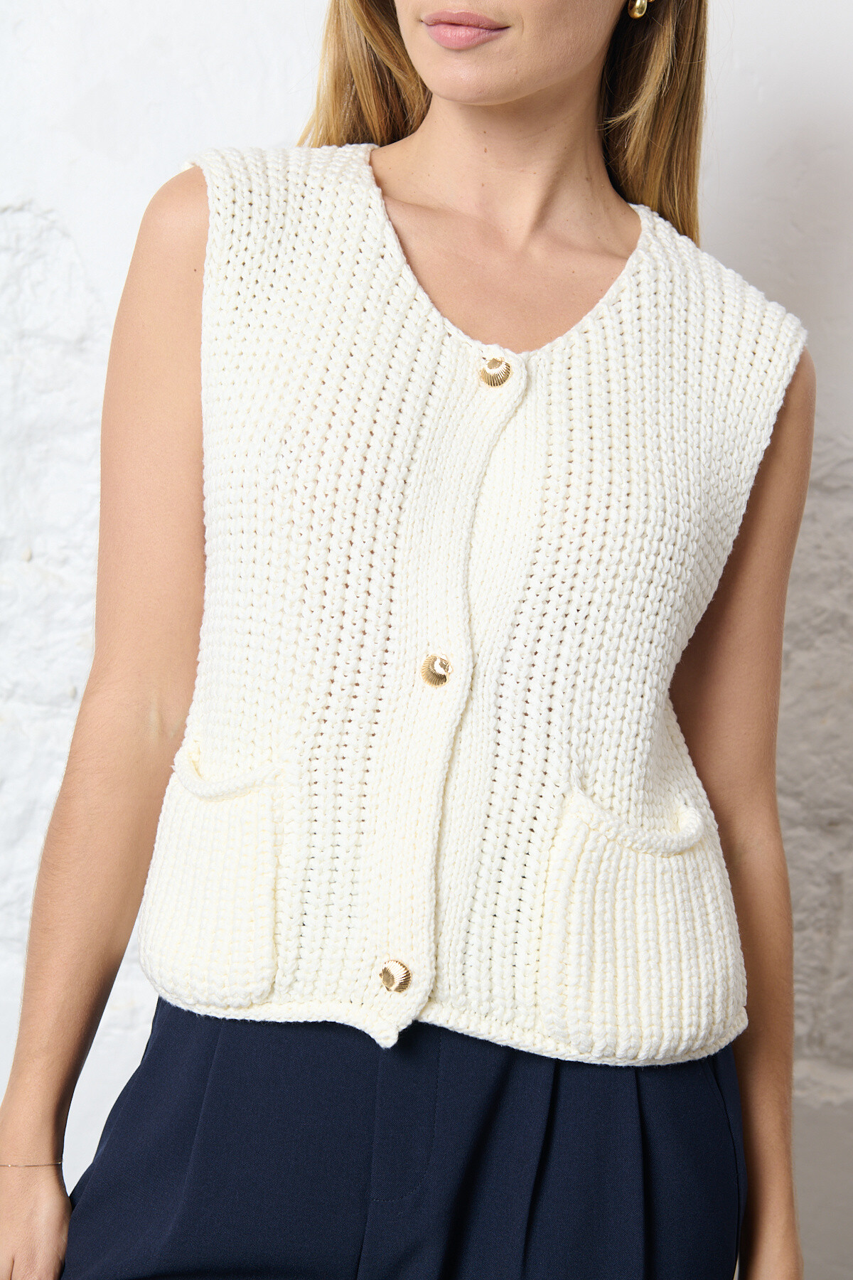 Wholesaler Feelkoo - Knitted vest with shell buttons
