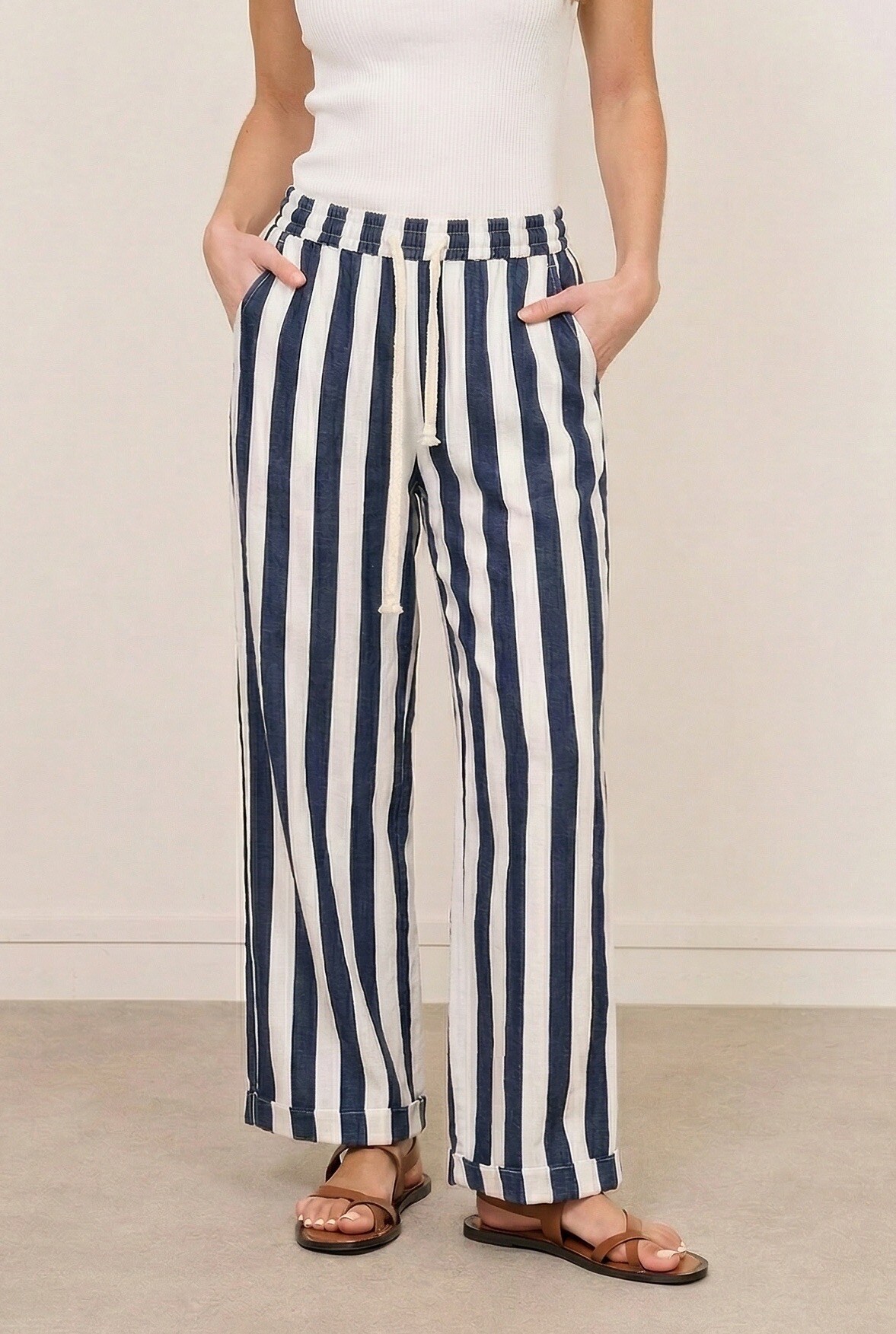 Mayorista Feelkoo - Pantalón relajado de denim a rayas