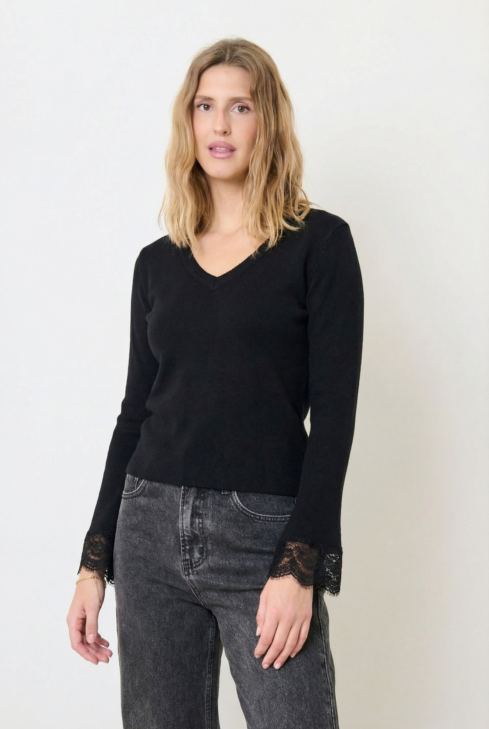 Grossiste Feelkoo - Pull manche longue avec col en V et finition en dentelle au pognet