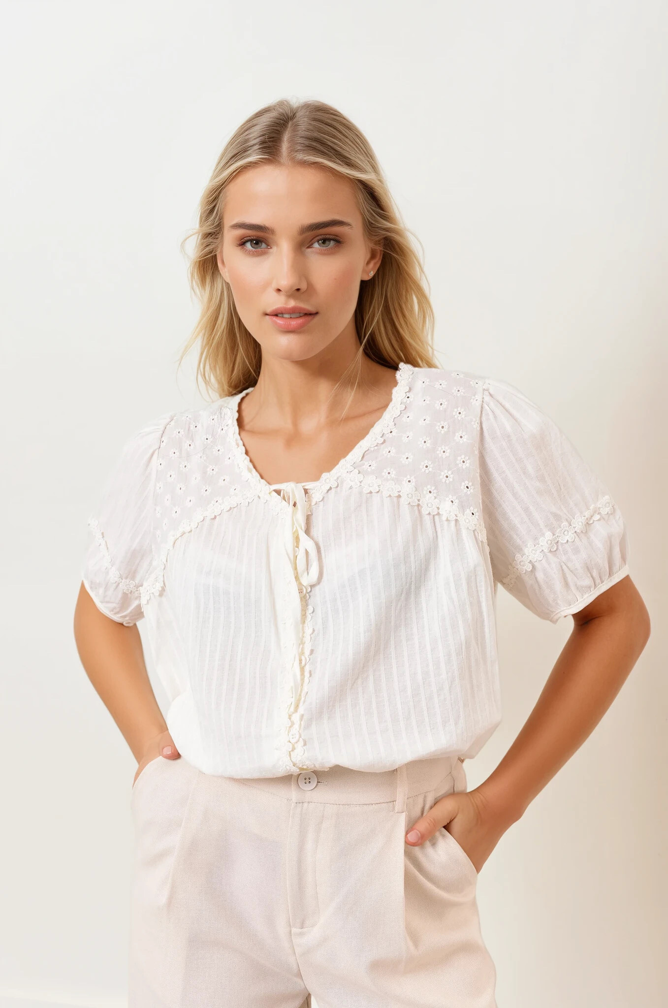 Wholesaler Feelkoo - Top embroidered with small flowers