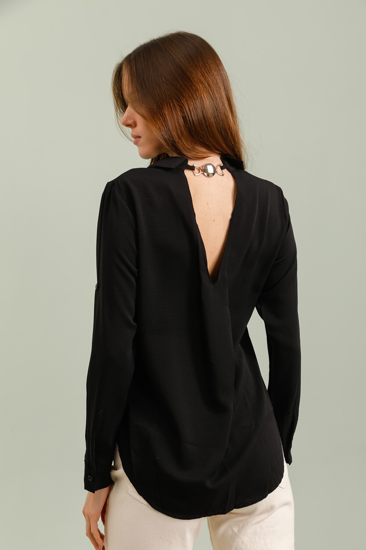 Grossiste FEELOOK - Chemise unie col du dos a attache-bijoux