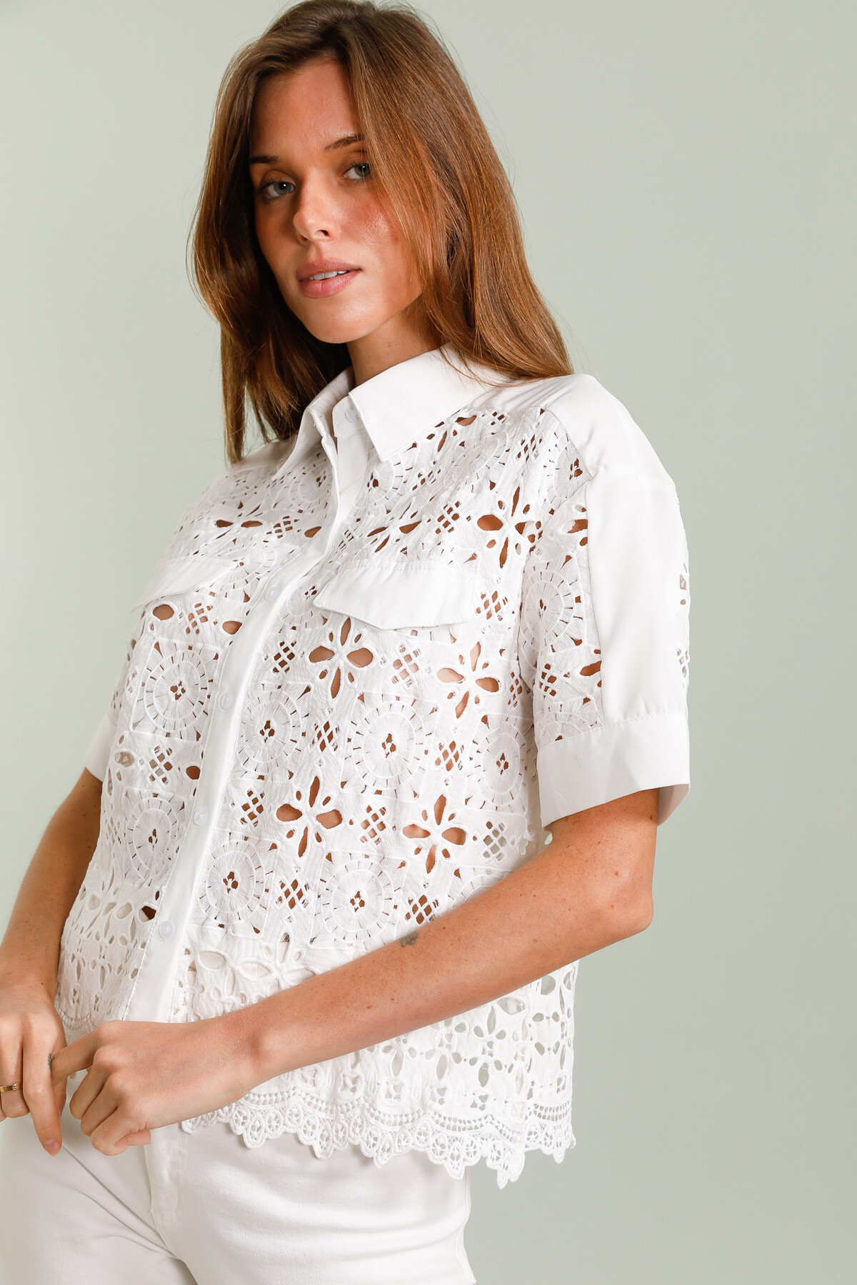 Grossista FEELOOK - Camicia a mezzo manner ricamata