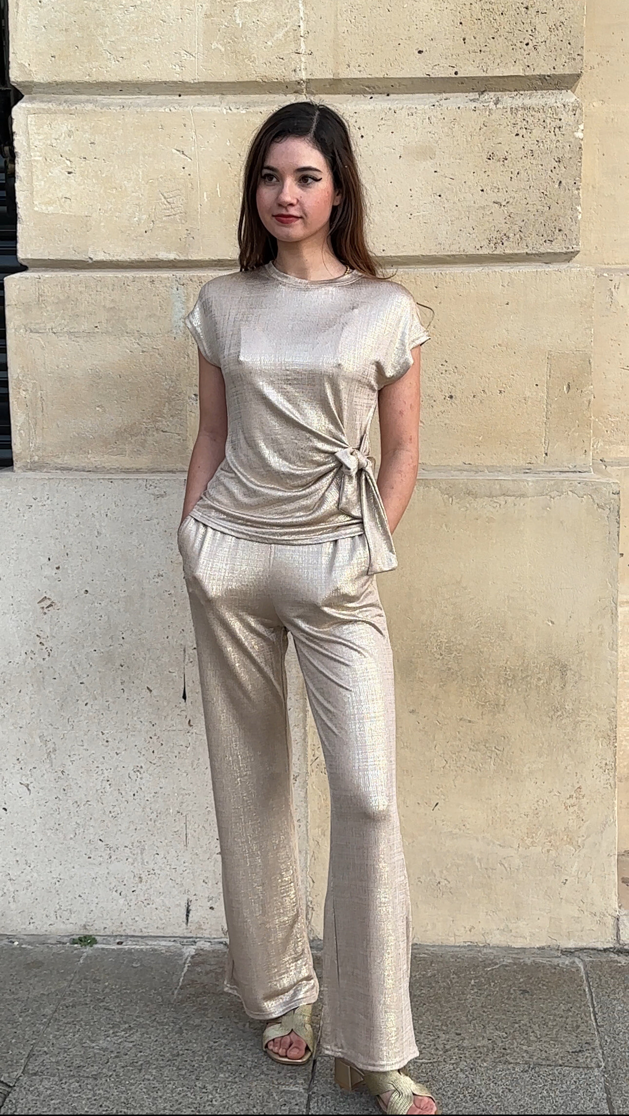 Grossiste FEELOOK - ✨ Ensemble Pantalon Satiné Doré – Élégance & Confort ✨