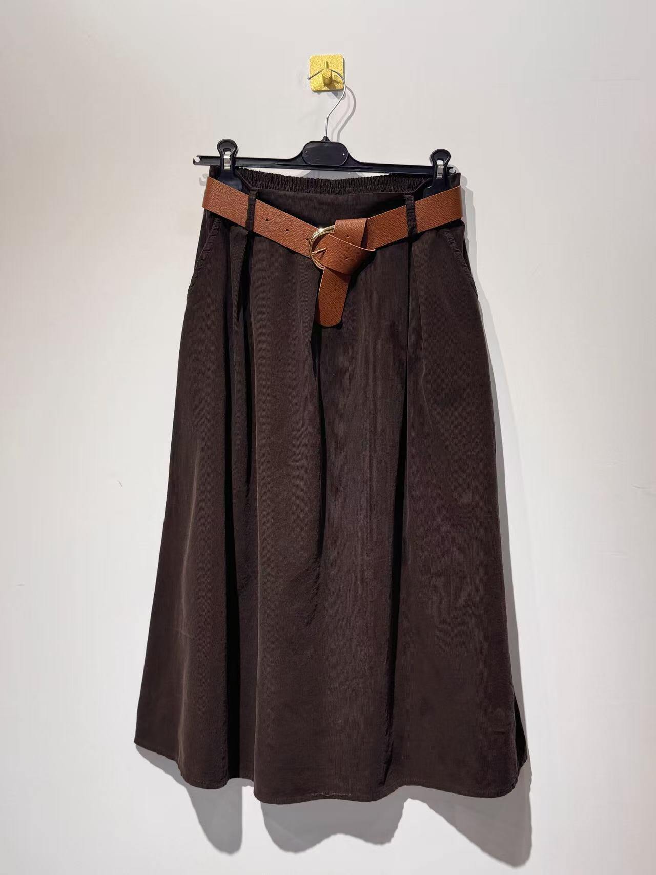 Jupe courte marron clair en velours avec la ceinture assortie - Vêtements