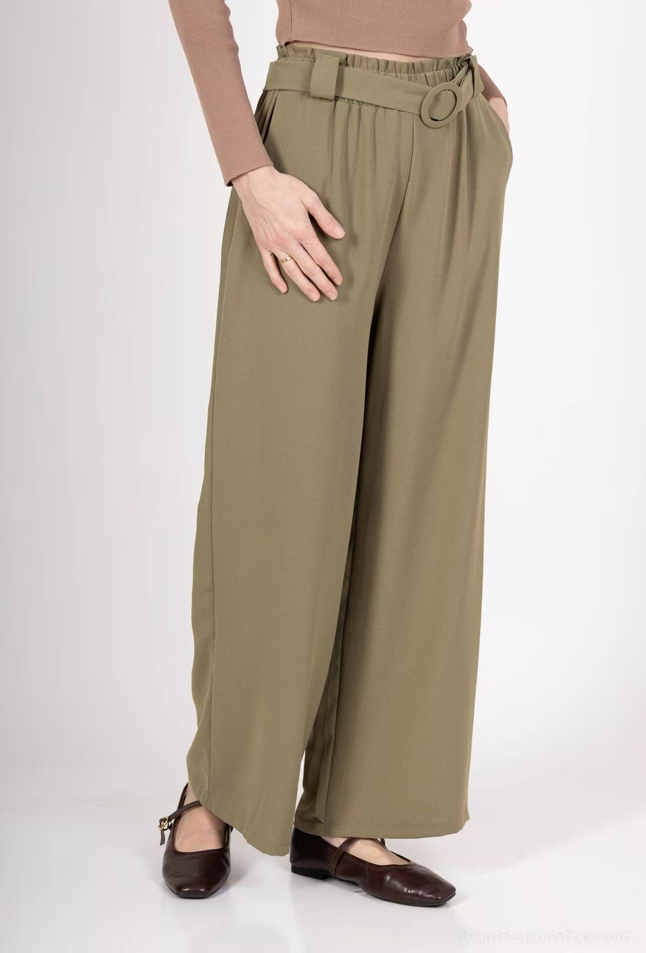Grossista FEELOOK - Pantaloni fluidi e leggeri a tinta unita con cintura