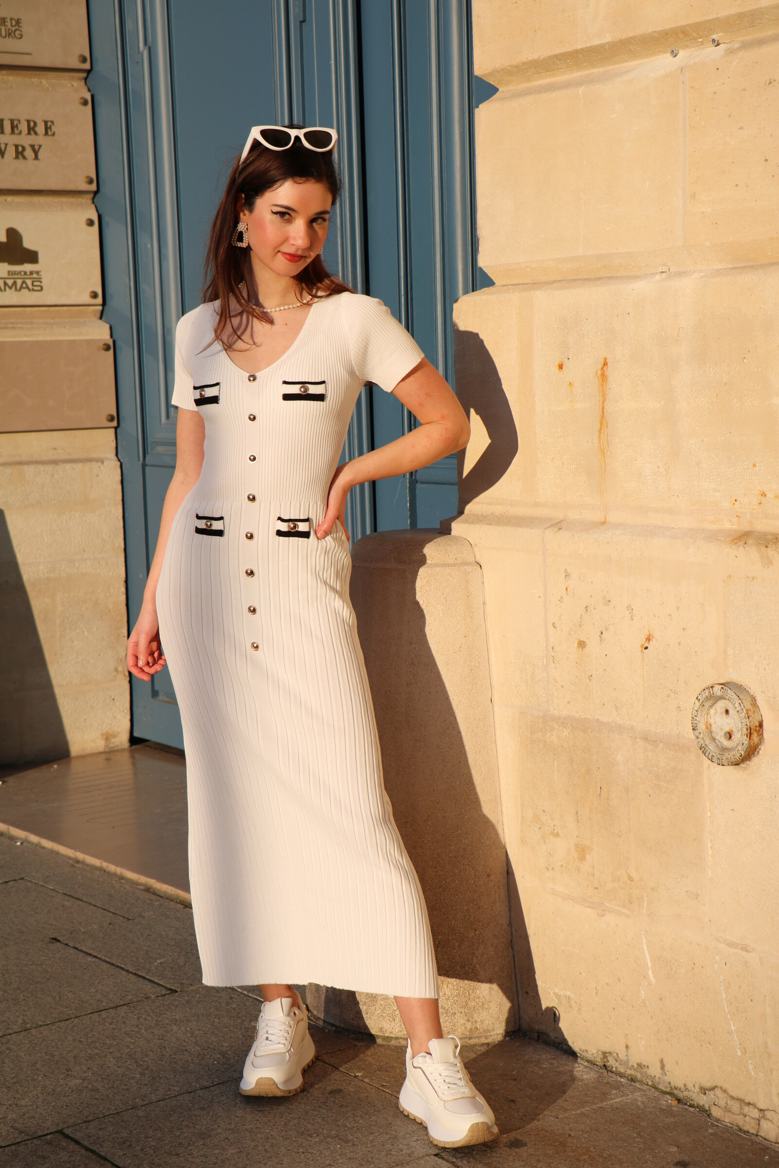 Grossiste FEELOOK - Robe longue en maille manches courtes avec ornement dorée