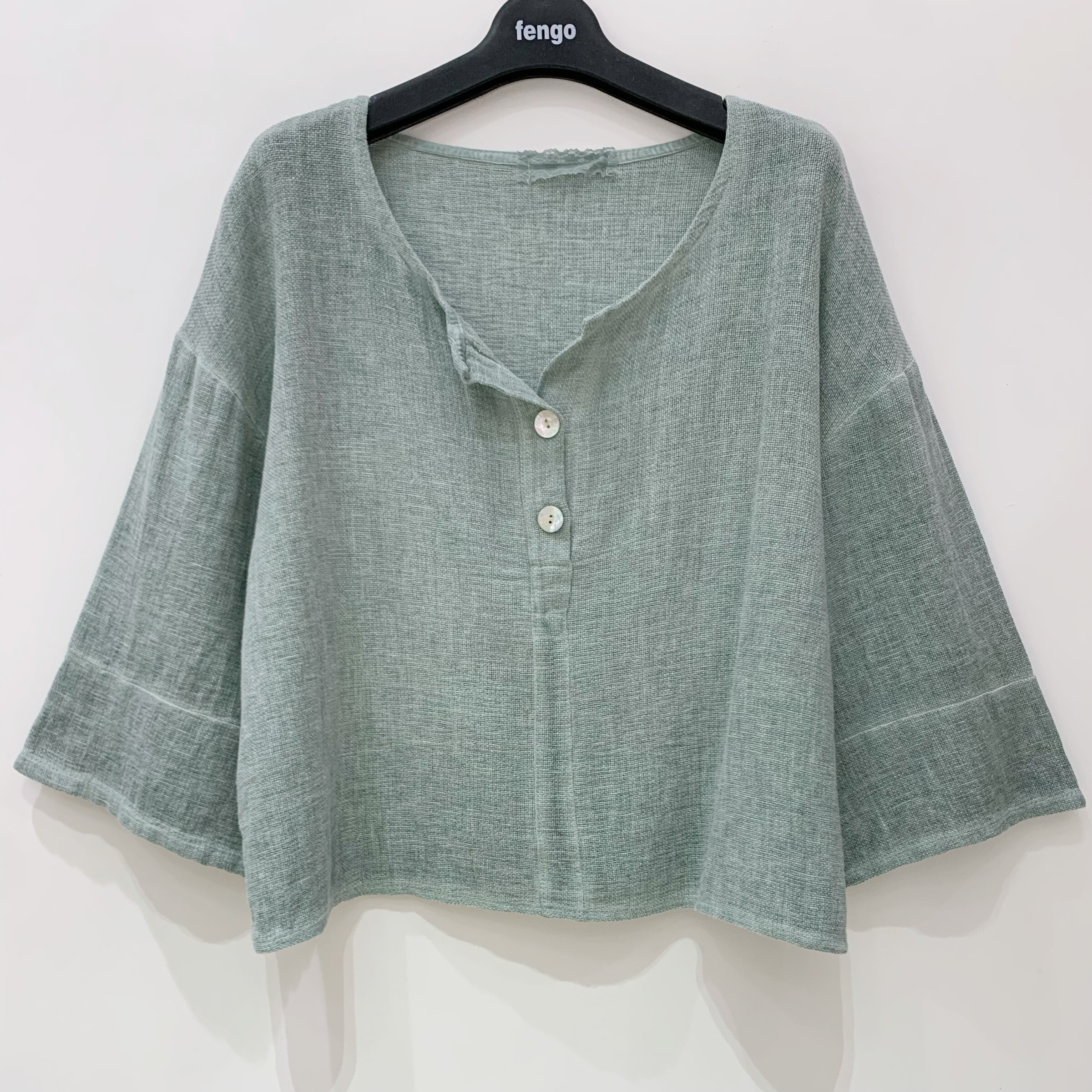 Grossiste Fengo by Pretty Collection - Blouse col rond boutonné et manches 3 ⁄ 4, en lin ⁄ coton