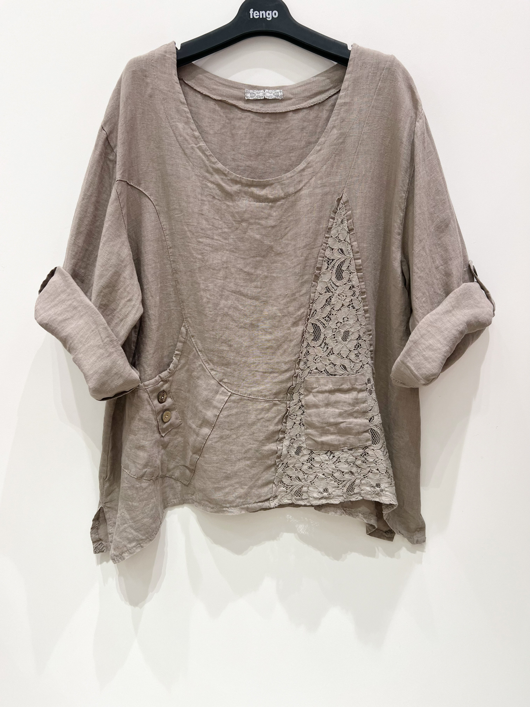 Großhändler Fengo by Pretty Collection - Weite Leinenbluse mit Spitze und 3/4-Ärmeln.