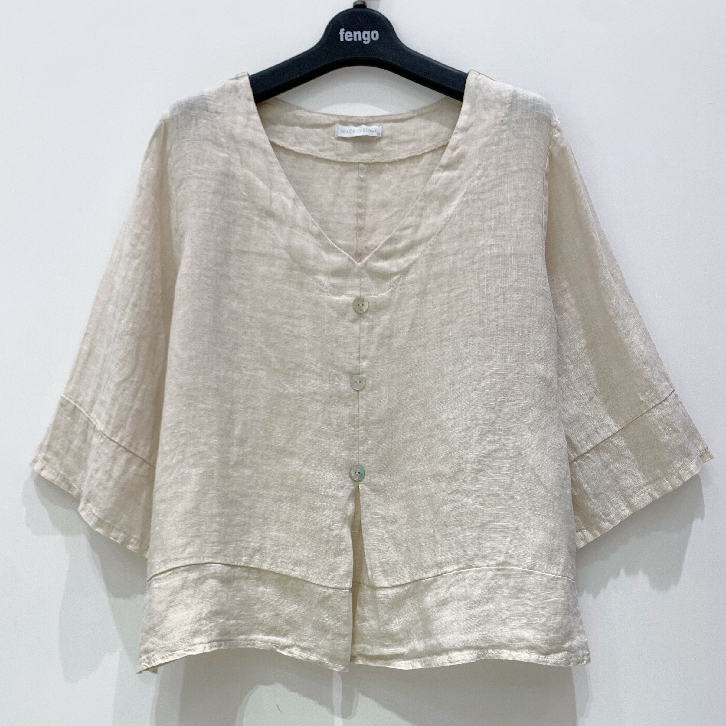 Grossista Fengo by Pretty Collection - Blusa in lino, maniche corte e 3 bottoni decorativi