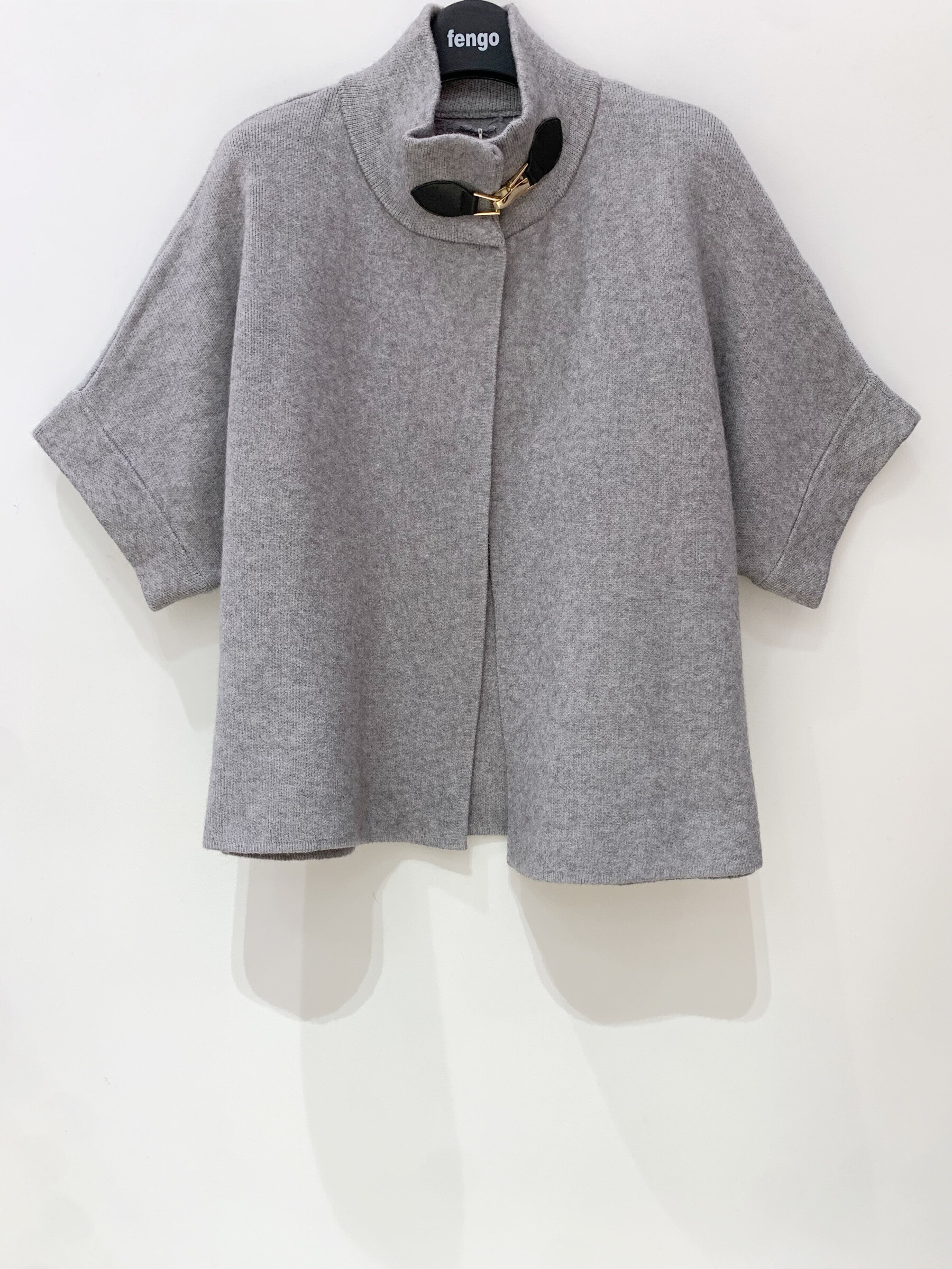 Grossiste Fengo by Pretty Collection - Cape avec fermoir et manches courtes