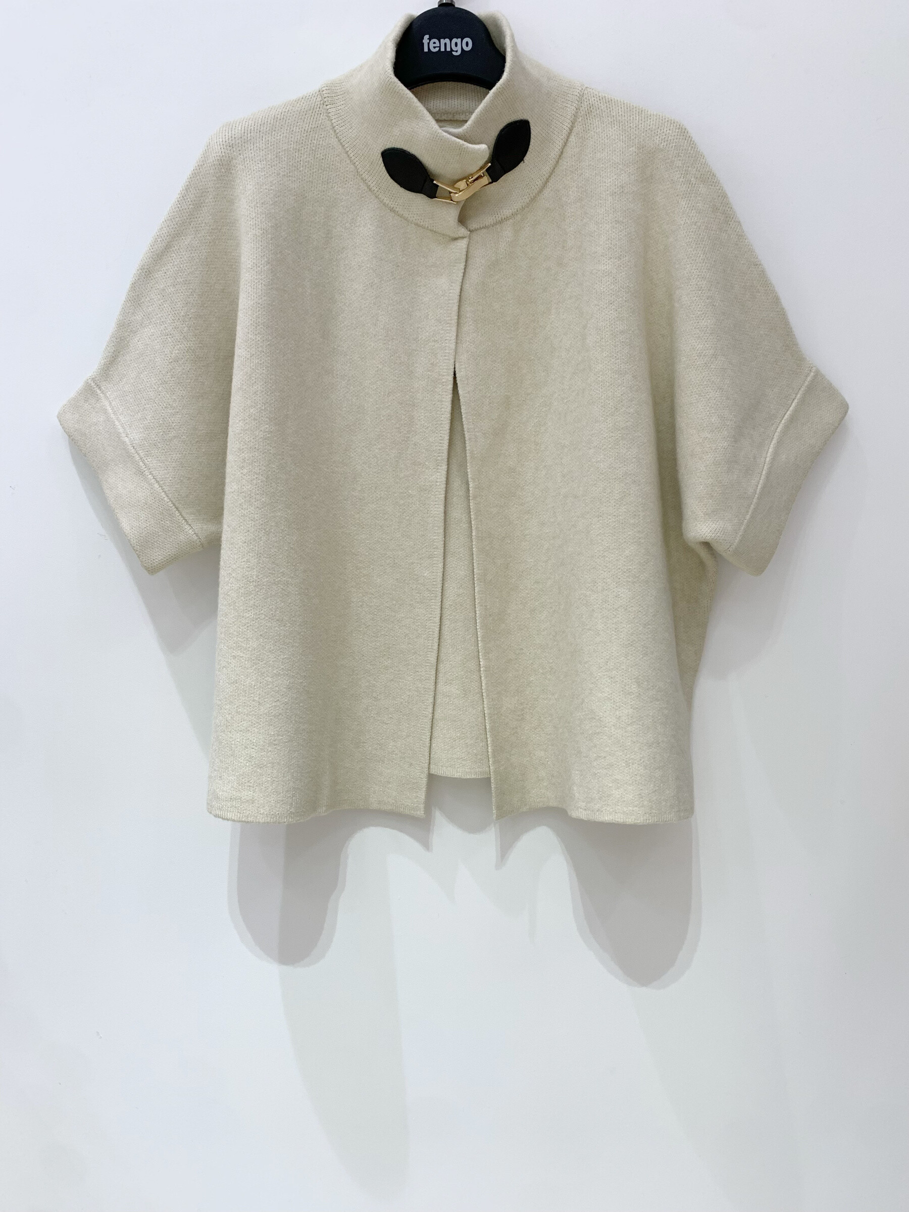 Grossiste Fengo by Pretty Collection - Cape avec fermoir et manches courtes