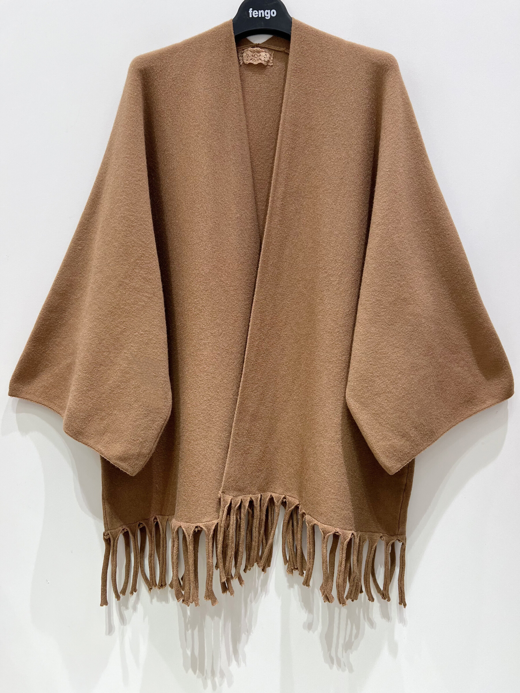 Grossiste Fengo by Pretty Collection - Cape avec manches larges et franges