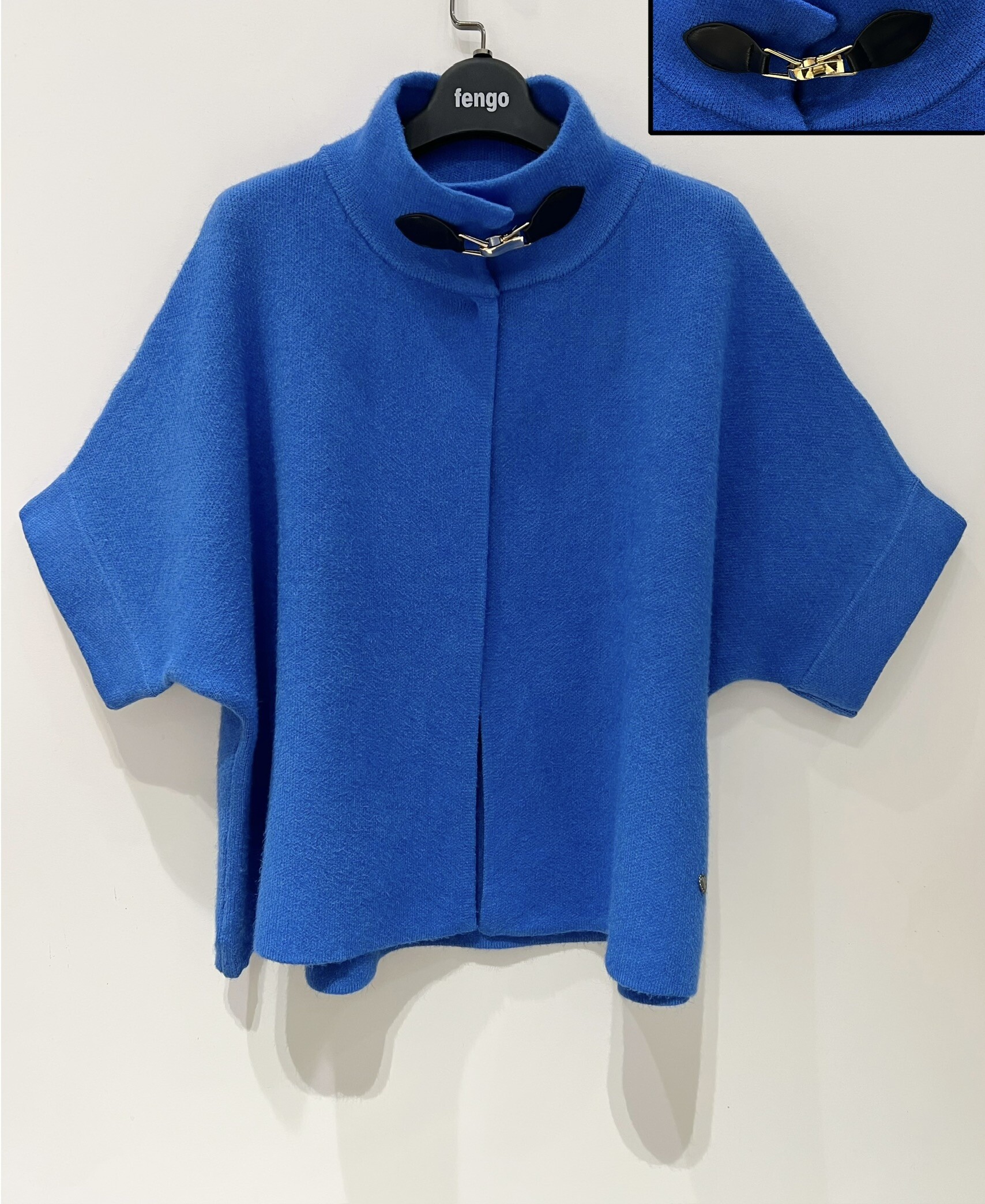 Grossiste Fengo by Pretty Collection - Petite cape en maille tissée, manches courtes et accroche dorée