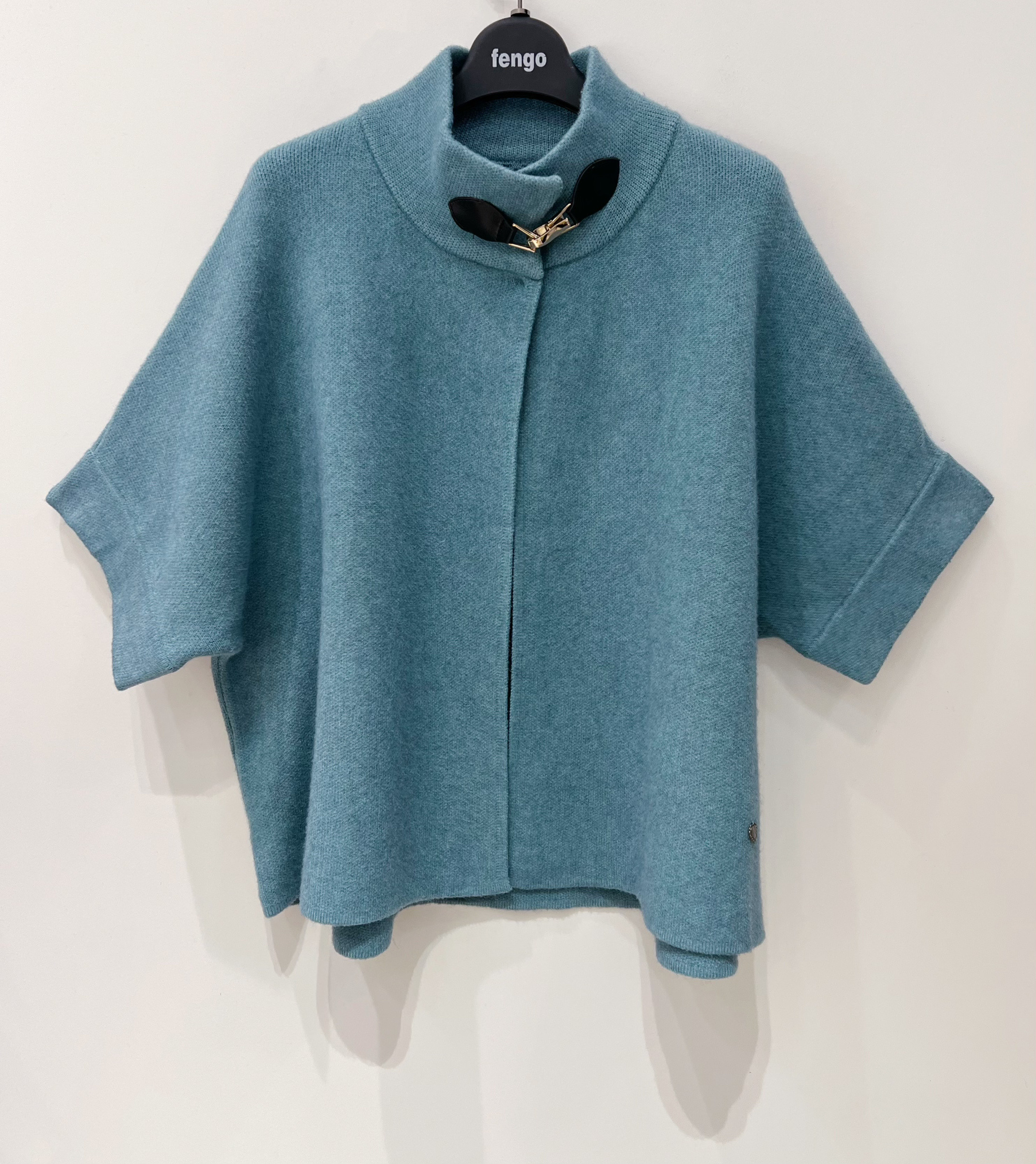 Grossiste Fengo by Pretty Collection - Petite cape en maille tissée, manches courtes et accroche dorée